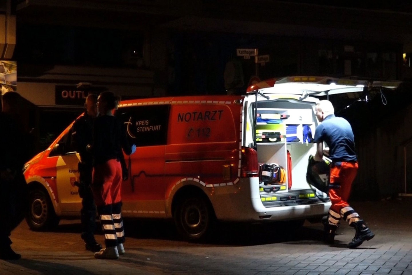 Einsatzkräfte bei der Arbeit nach einer Messerattacke in Emsdetten.