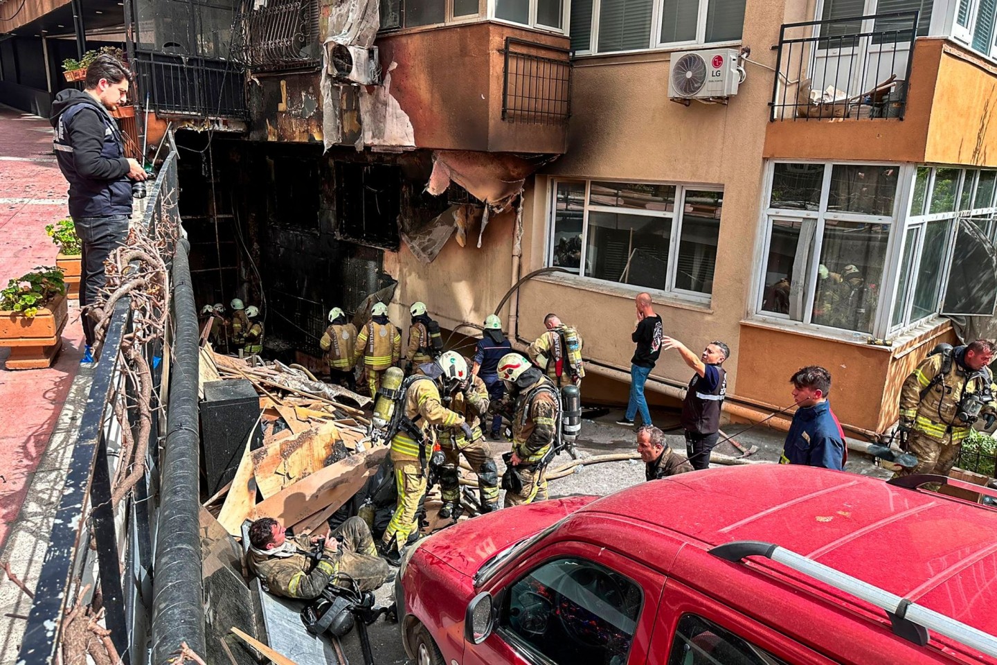 Feuerwehrleute sind nach dem Brand in einem Nachtclub im Einsatz.