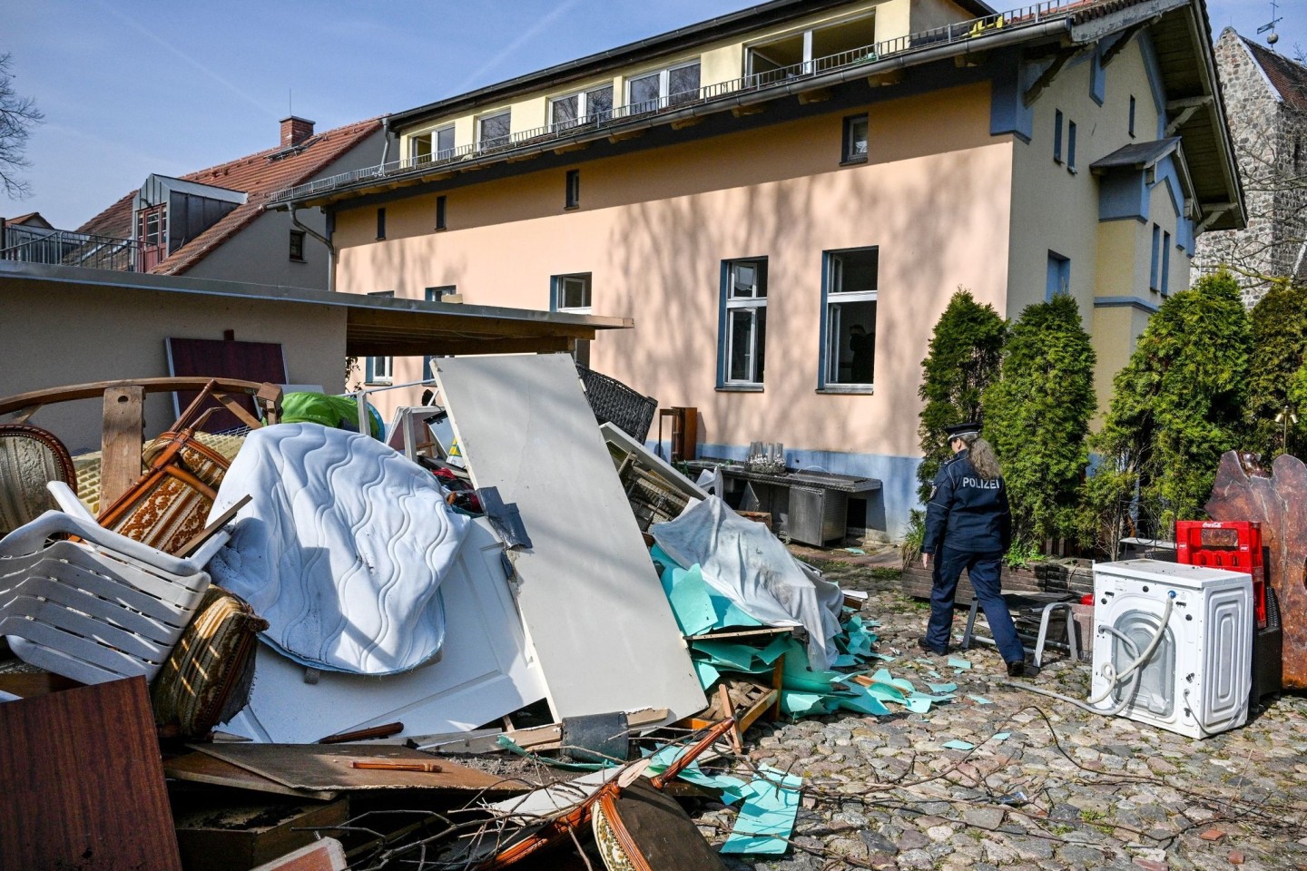 Sperrmüll liegt auf dem Gelände der Clan-Villa.