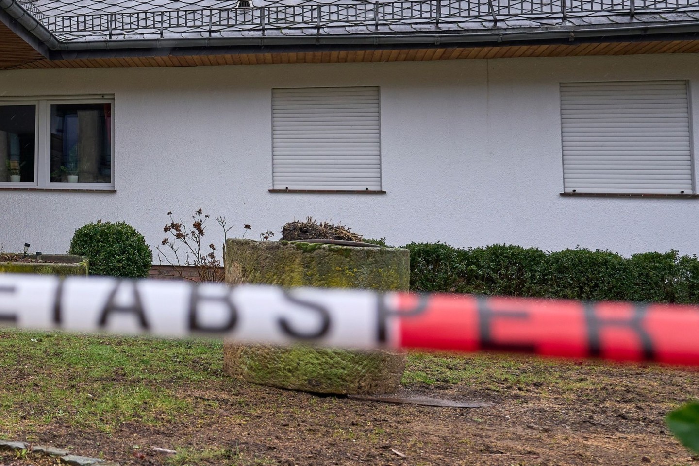 Das Anwesen ist einen Tag nach einer Gewalttat mit mehreren Toten mit Absperrband der Polizei versehen (Archivbild).