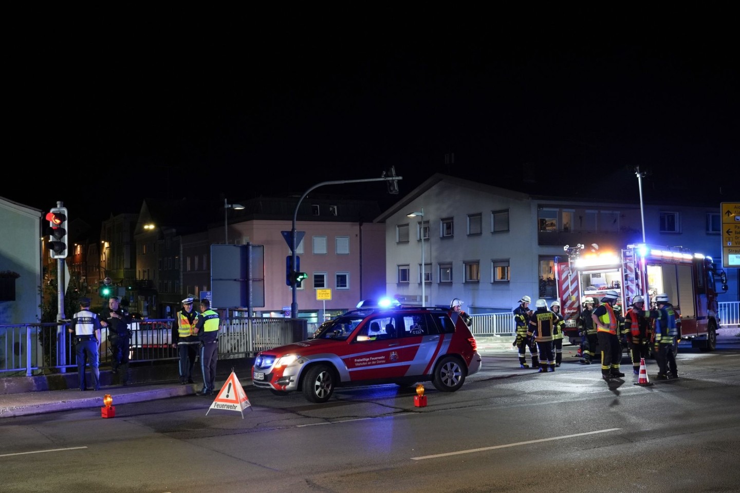 Rettungskräfte sichern den Einsatzort in Vilshofen: Sechs Menschen hat ein mutmaßliche Schleuser bei seiner Flucht mit seinem Fahrzeug angefahren.