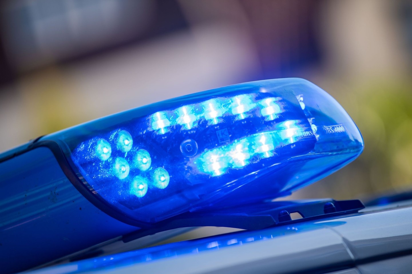 Die Polizei in Baden-Württemberg ermittelt im Fall eines toten Mannes am Rheinufer.