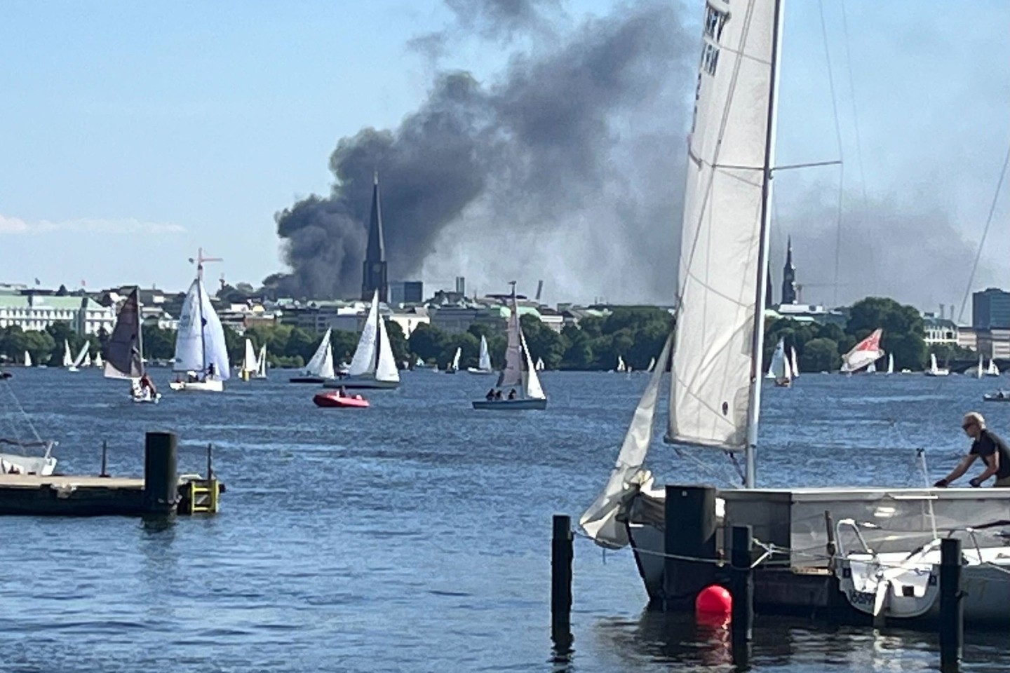 Die Rauchwolke ist über der Alster in Hamburg zu sehen.