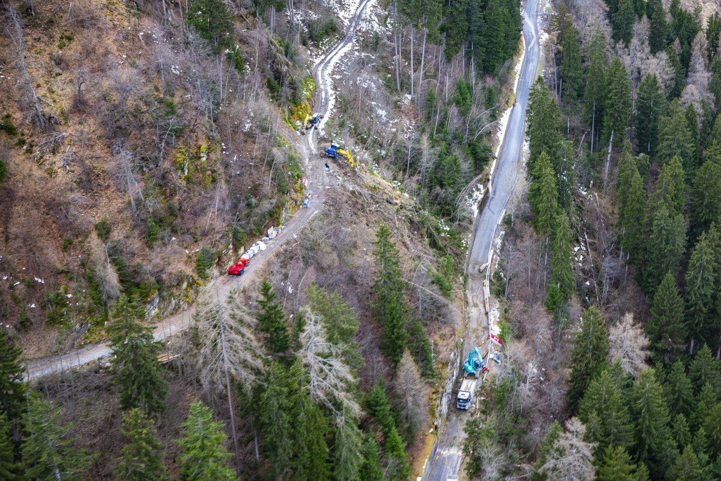 Eine Luftaufnahme des Felssturzes in Österreich.