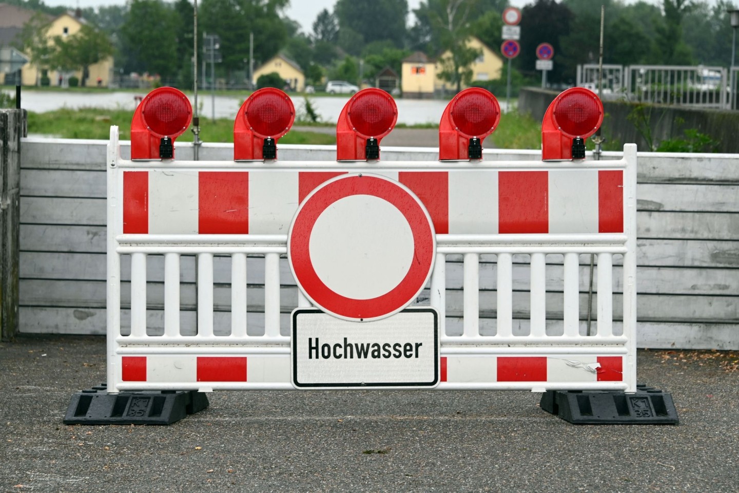 Hochwasser droht. Besonders im Süden von Baden-Württemberg können am Wochenende die Wasserstände deutlich steigen. (Symbolbild)