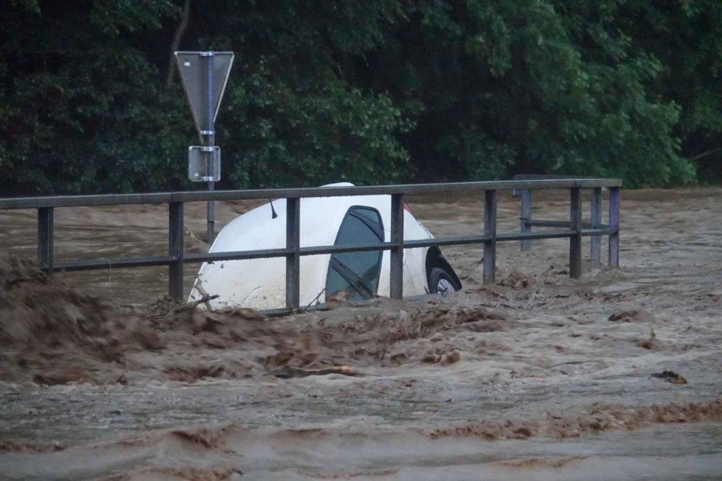 Ein von den Wassermassen mitgerissener PKW im Raum Schäffern in der Steiermark.