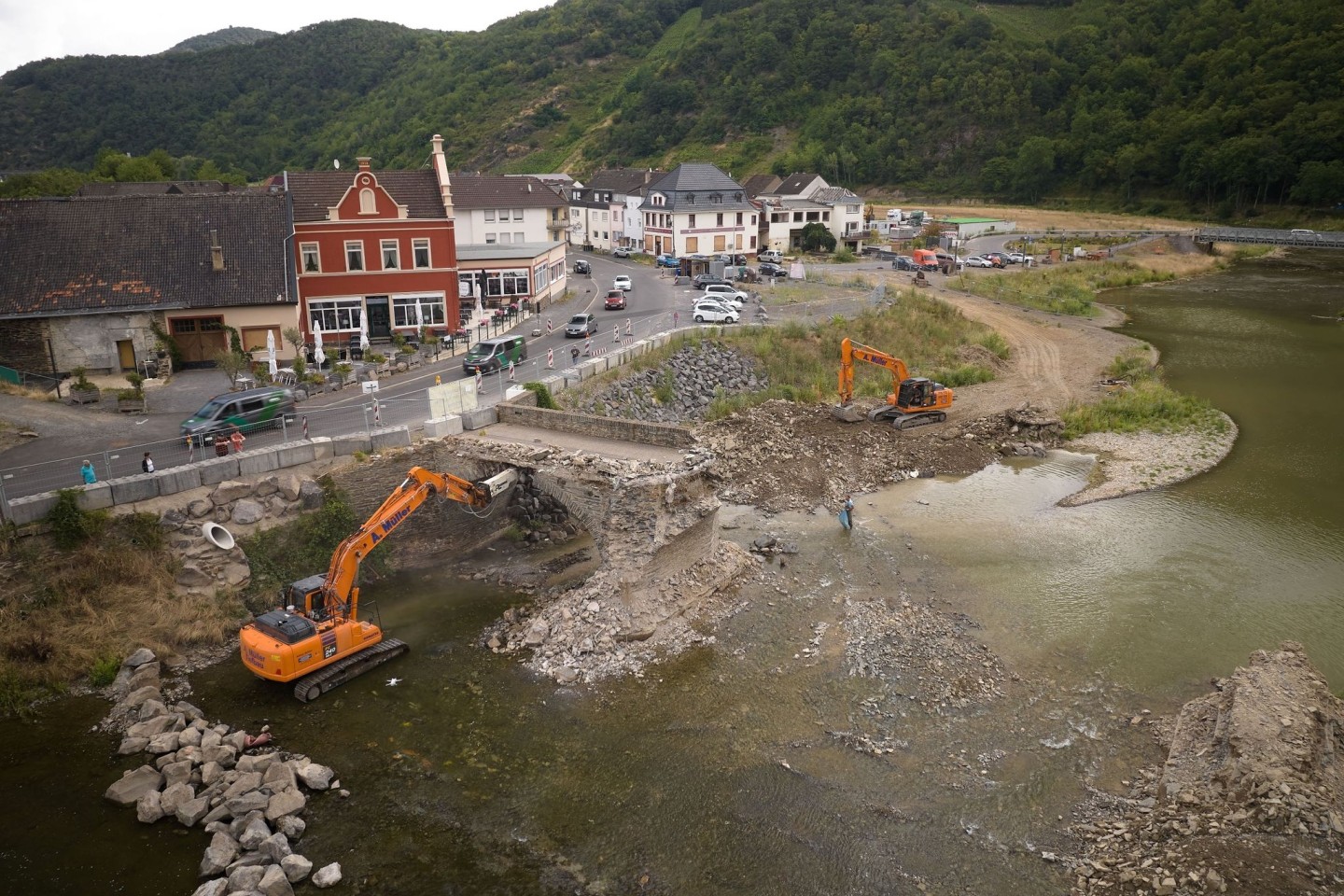 Die 300 Jahre alte Nepomukbrücke wird abgerissen.