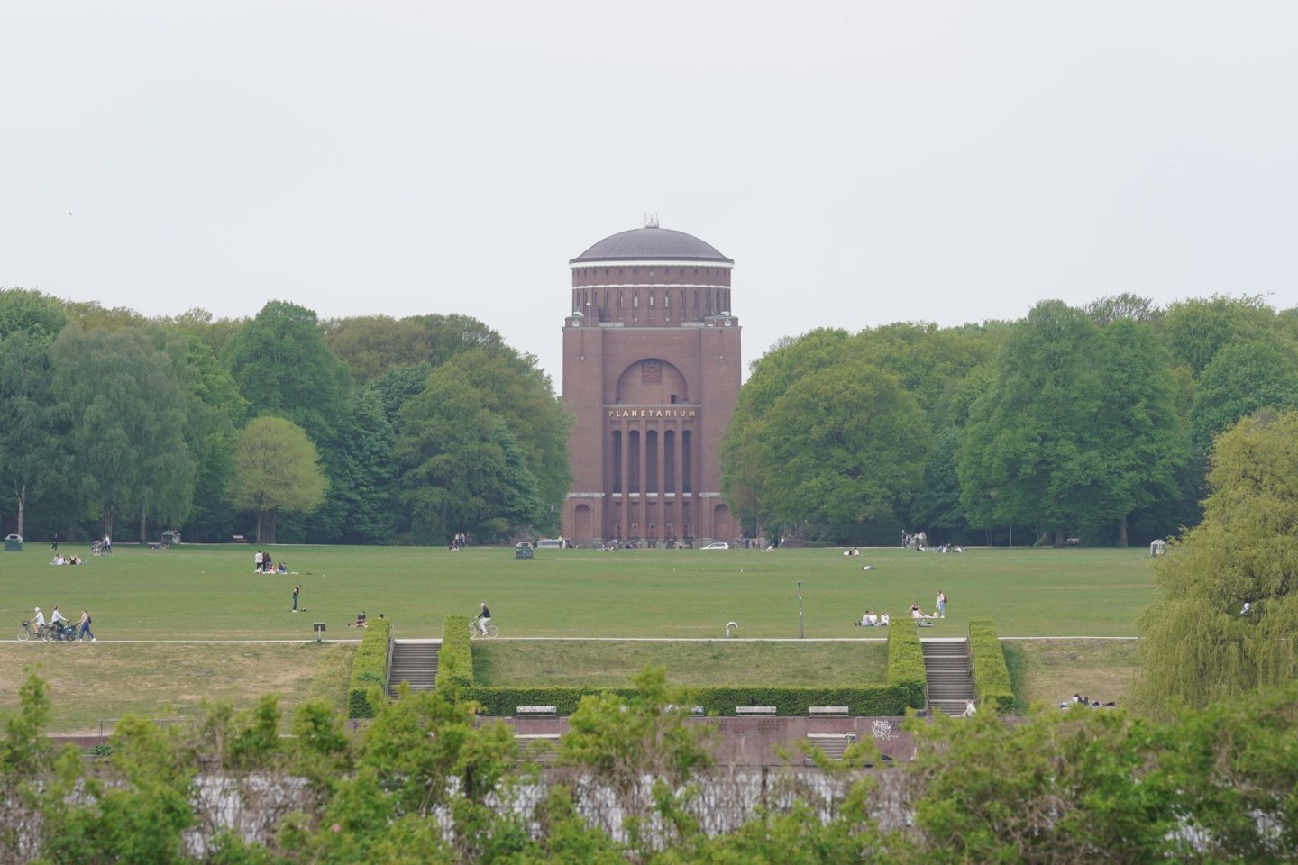 Blick auf die Festwiese im Stadtpark. Im Zusammenhang mit der gemeinschaftlichen Vergewaltigung einer 15-Jährigen müssen sich zehn Männer vor einer Jugendkammer am Landgericht Hamburg ver...