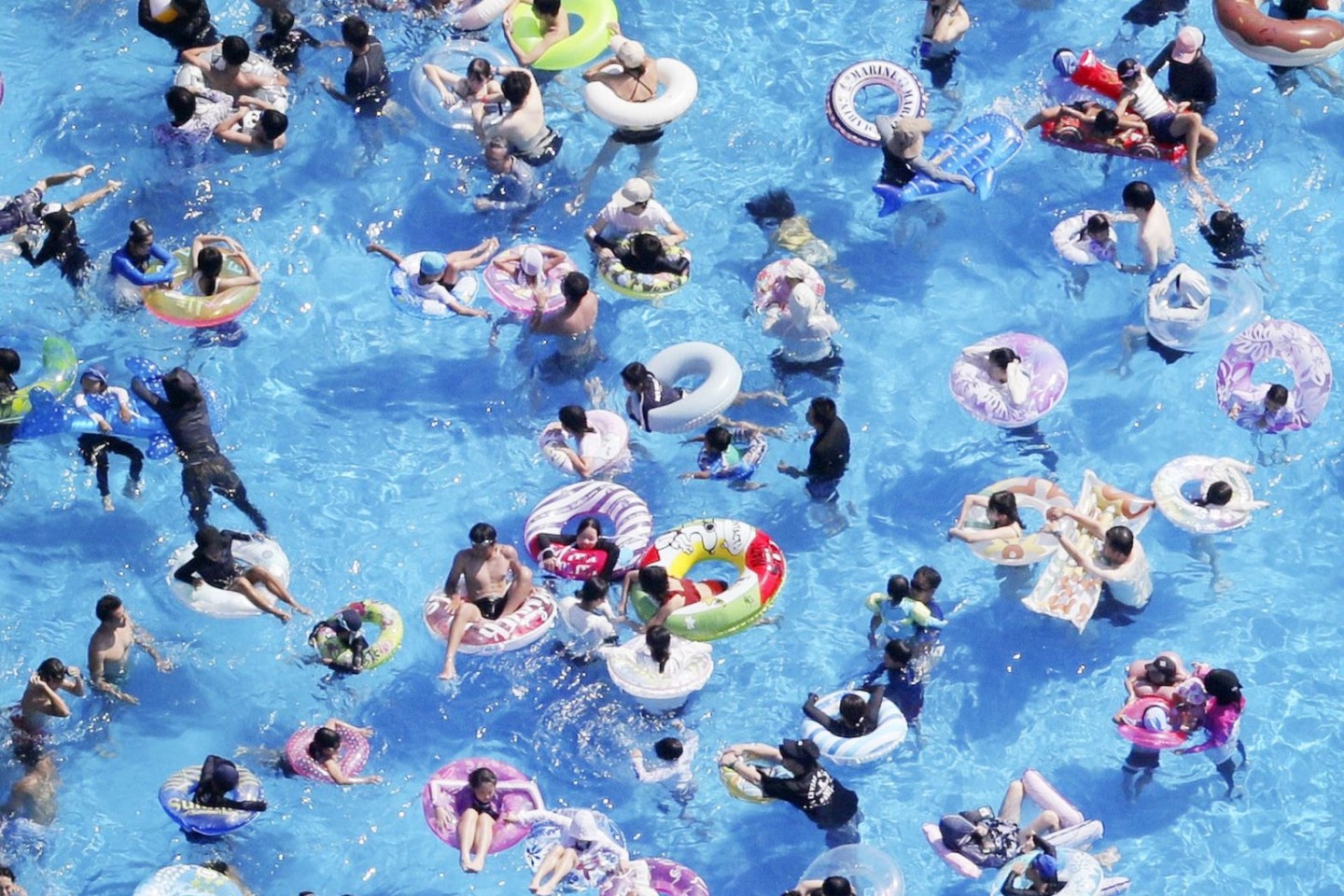 In Japans Schwimmbädern sind nur Schwimmreifen in Form eines Donuts erlaubt.