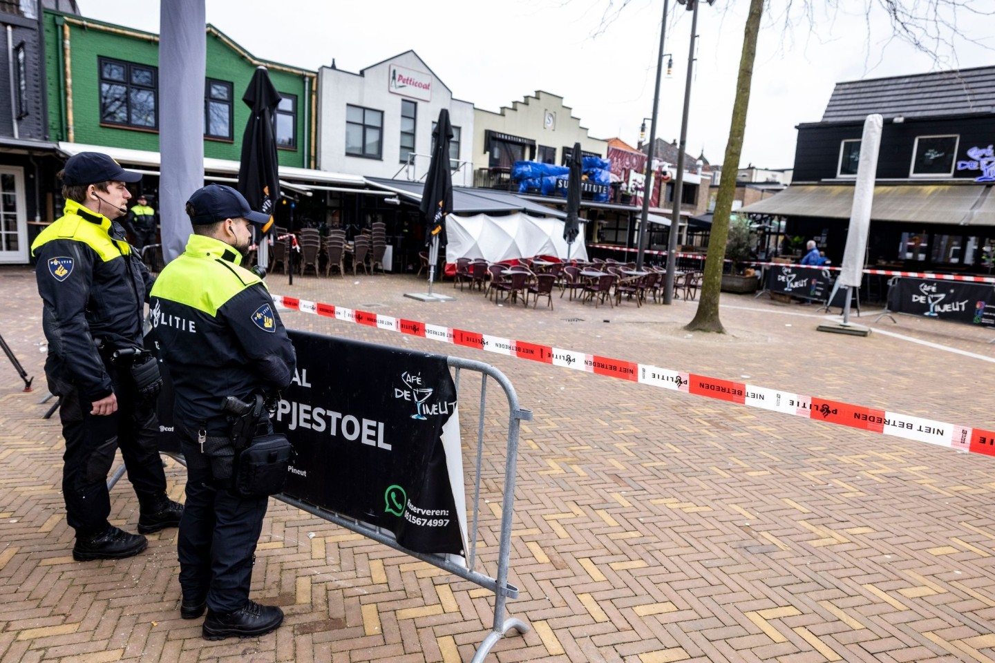 Nach der beendeten Geiselnahme in einem Café im niederländischen Ede werden die Spuren gesichert.