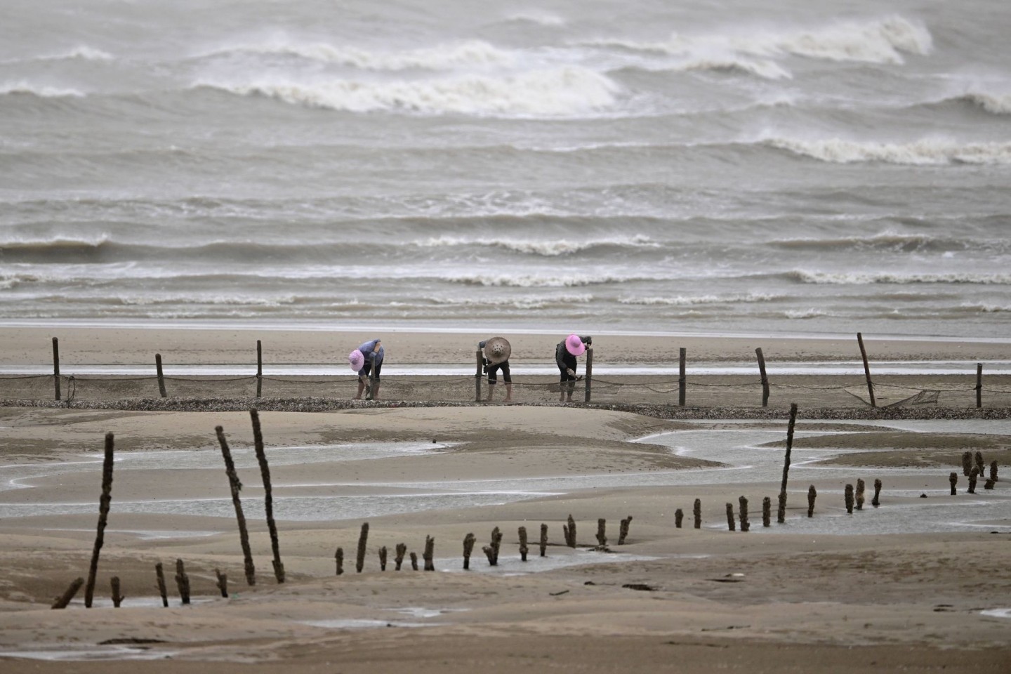 Sicherheit geht vor: Fischer beenden ihre Arbeit am Strand in Fuzhou.