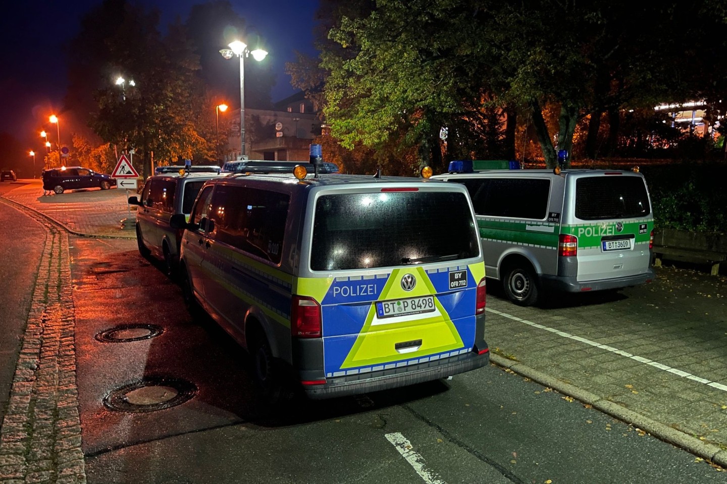 Polizeifahrzeuge stehen vor der Gesamtschule in Hollfeld im Landkreis Bayreuth.