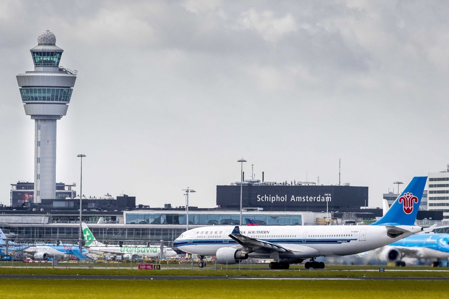 Weil er betrunken war, verpasste ein Steward in Amsterdam seinen Flug (Archivbild).