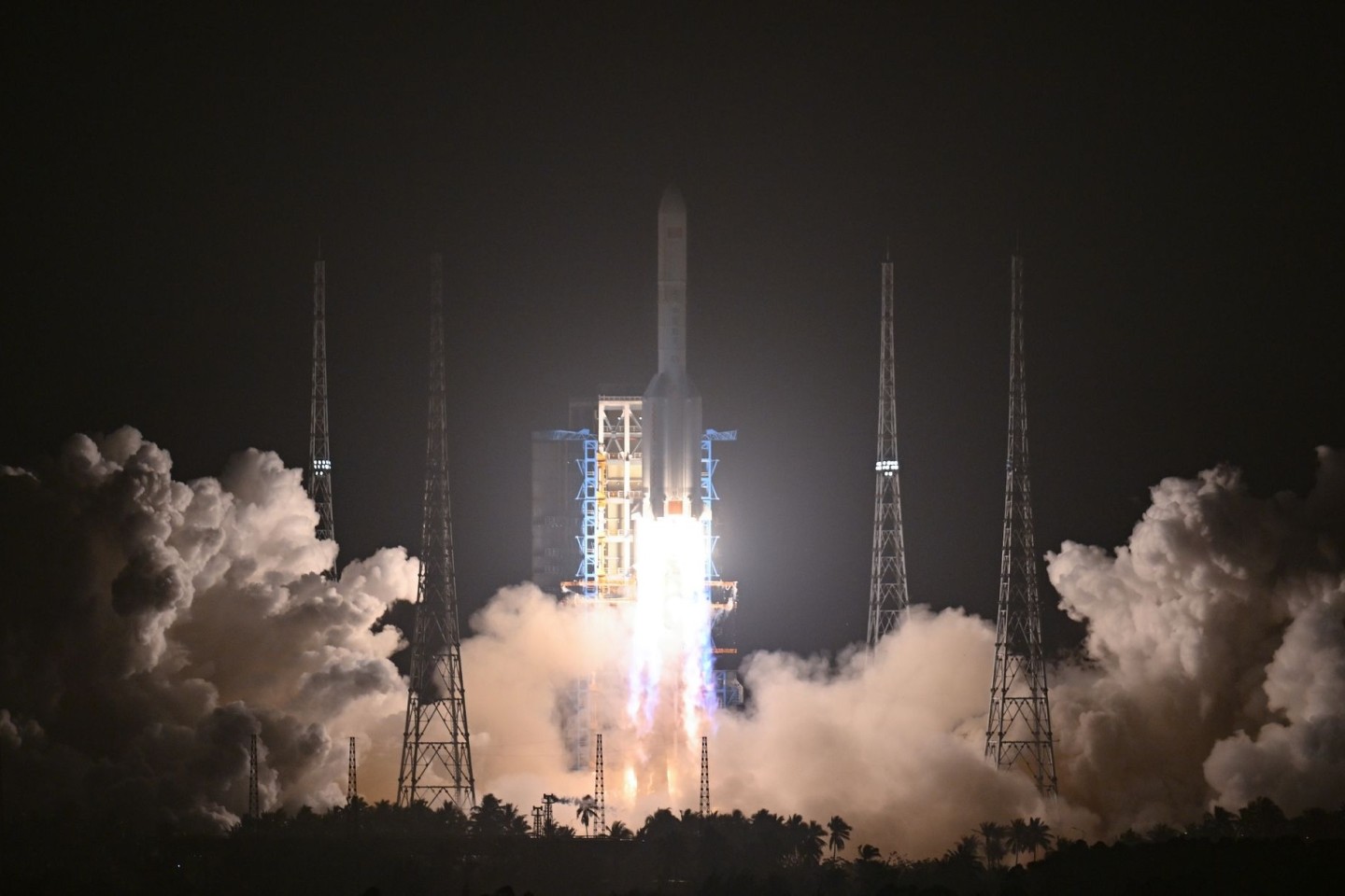 Eine Trägerrakete von Typ Langer-Marsch-5-Y7 startet vom Weltraumbahnhof Wenchang Spacecraft Launch Site in der südchinesischen Provinz Hainan.