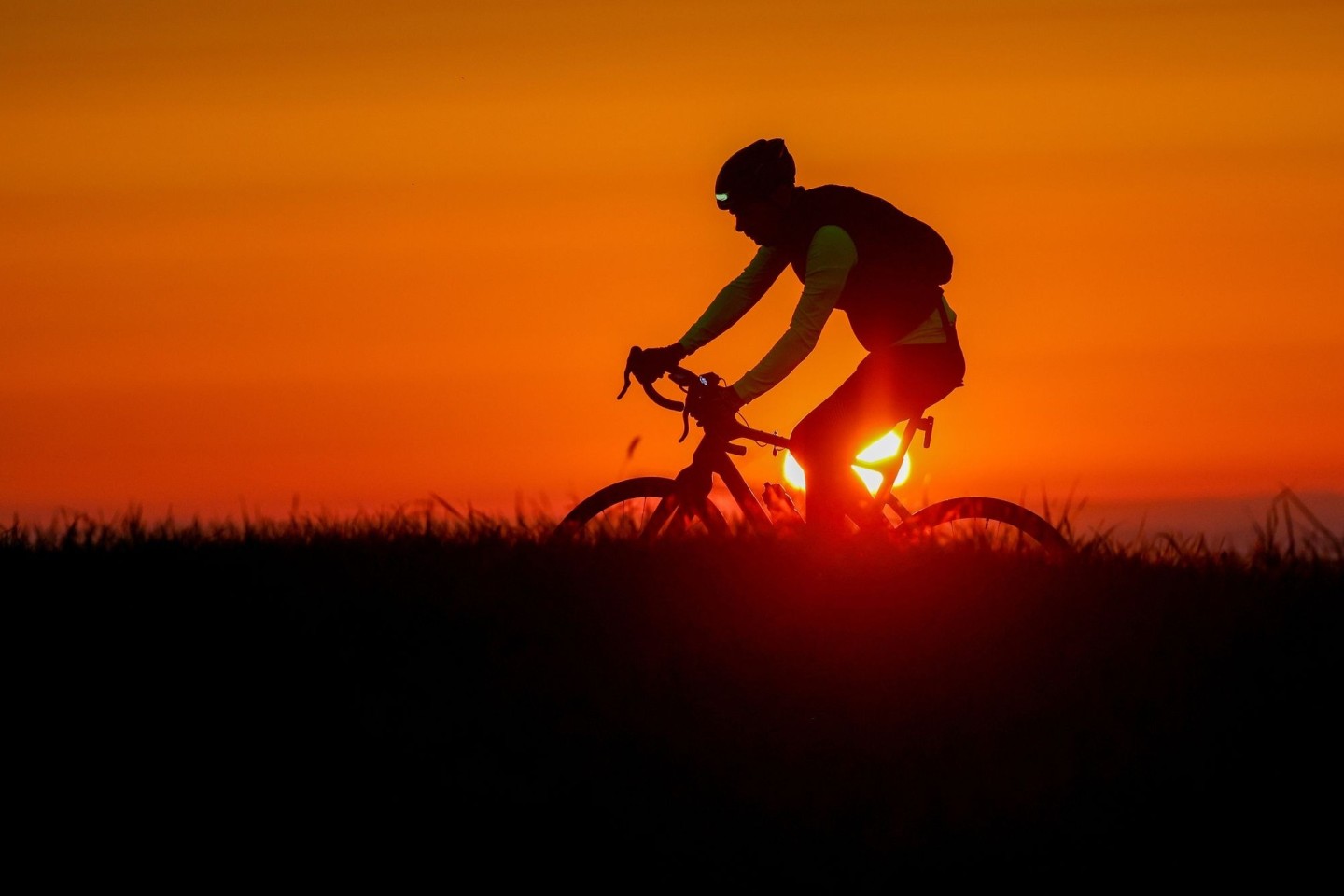 Ein Radfahrer ist am frühen Morgen in Baden-Württemberg unterwegs.