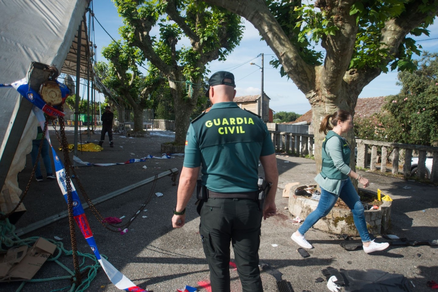 Beamte der Guardia Civil auf dem Festplatz im spanischen Vilanova de Arousa, wo eine Rentnerin mit ihrem Wagen in eine Menschenmenge gefahren ist.