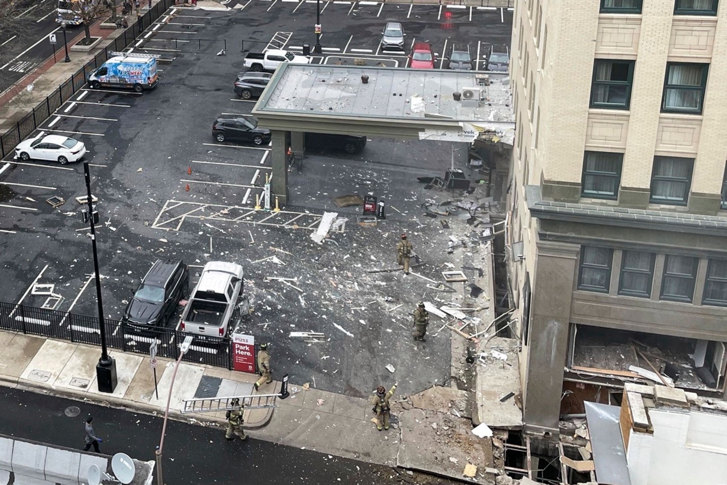 Rund um das Hotel in Fort Worth liegen nach der Explosion zahlreiche Trümmer.