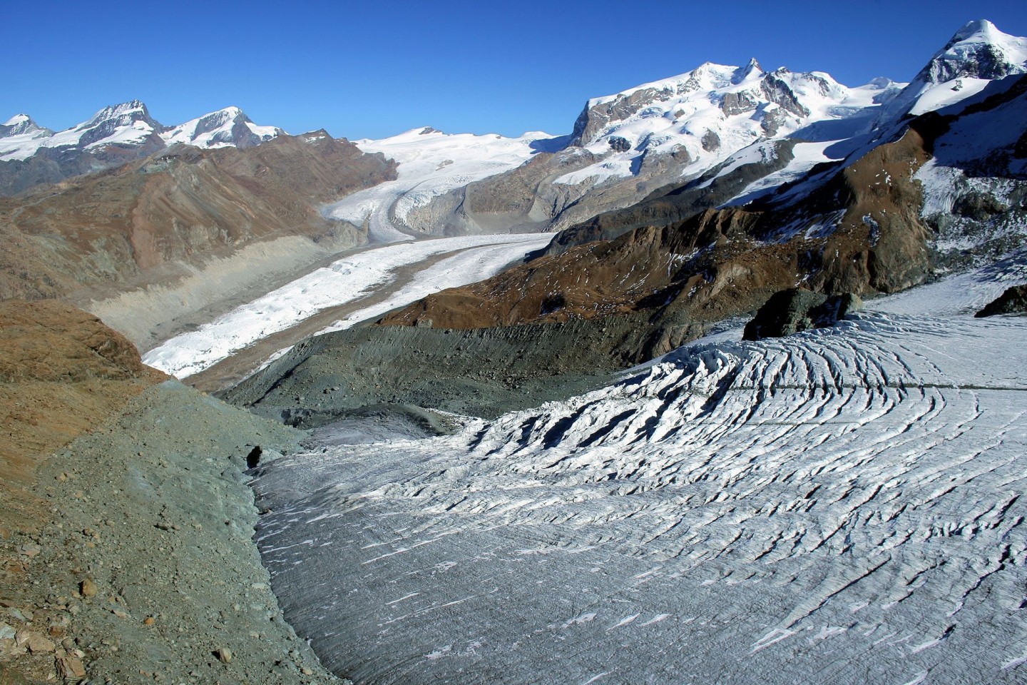 Blick auf den Theodulgletscher am kleinen Matterhorn in den Alpen unweit von Zermatt.