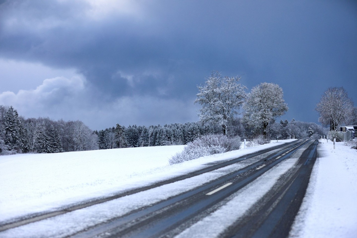 Auf der Schwäbischen Alb hat es über Nacht geschneit - ab 700 Metern blieb der Schnee sogar liegen.