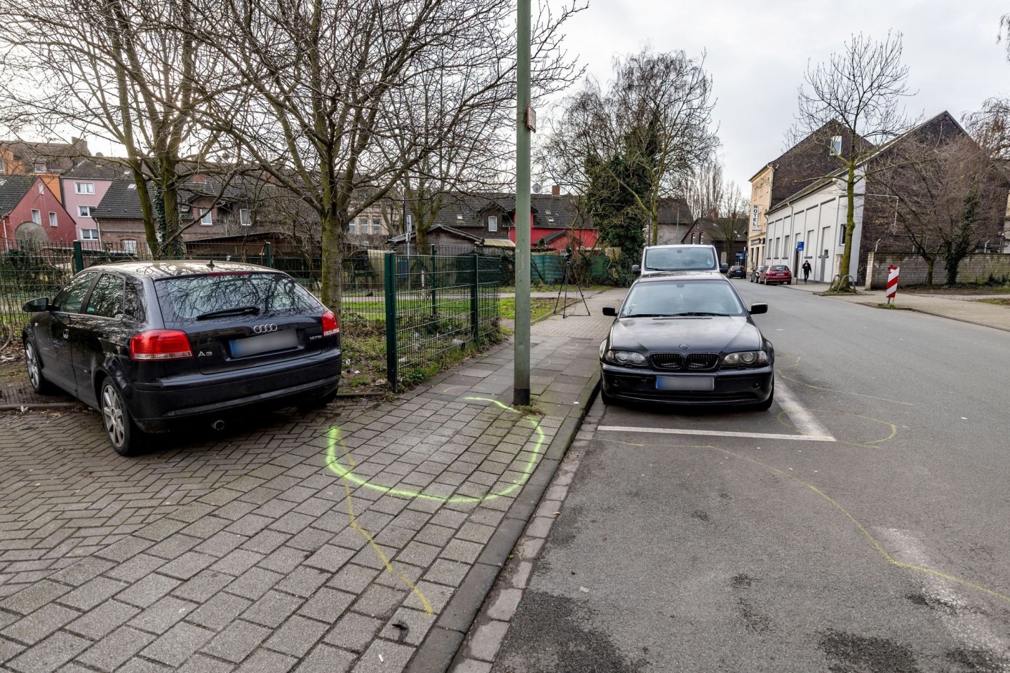 Nur noch die gelben Markierungen der Polizei erinnern an den Messerangriff auf zwei Kinder in Duisburg.