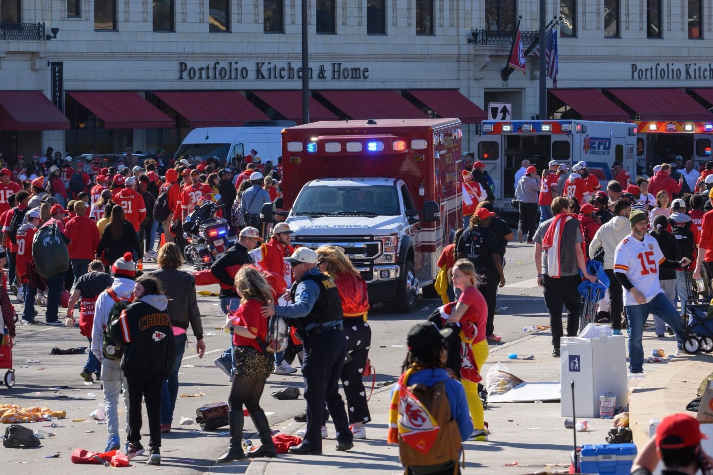 Nach den Schüssen, die im Anschluss an die Siegesparade für die Kansas City Chiefs fielen, räumt die Polizei das Gelände.