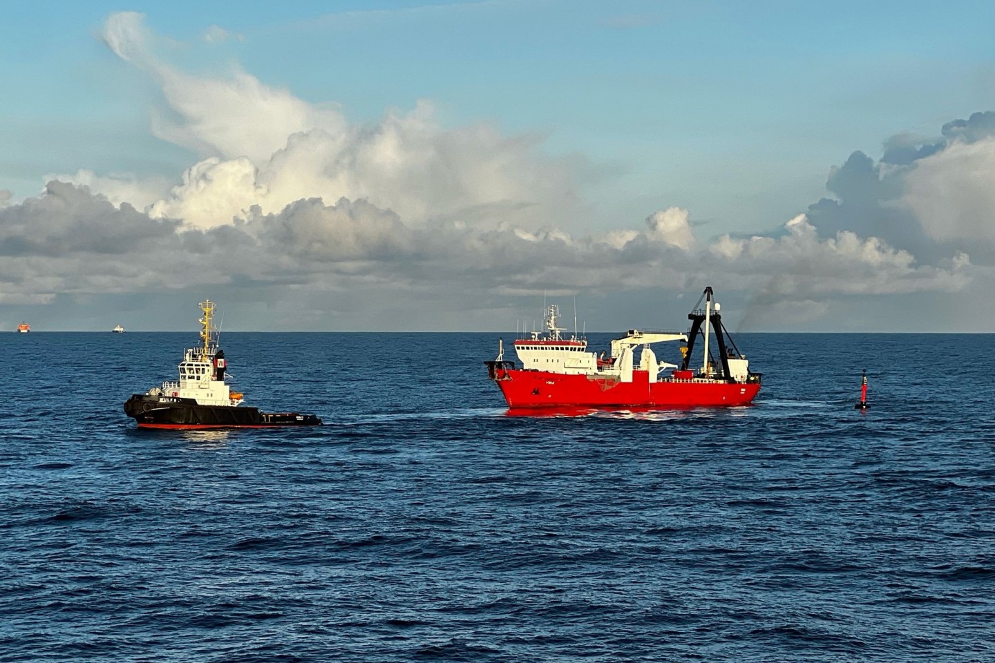 Der Schlepper «Wulf9» und das Taucherschiff «Vina» sind im Wrackgebiet der gesunkenen «Verity» südwestlich von Helgoland unterwegs.