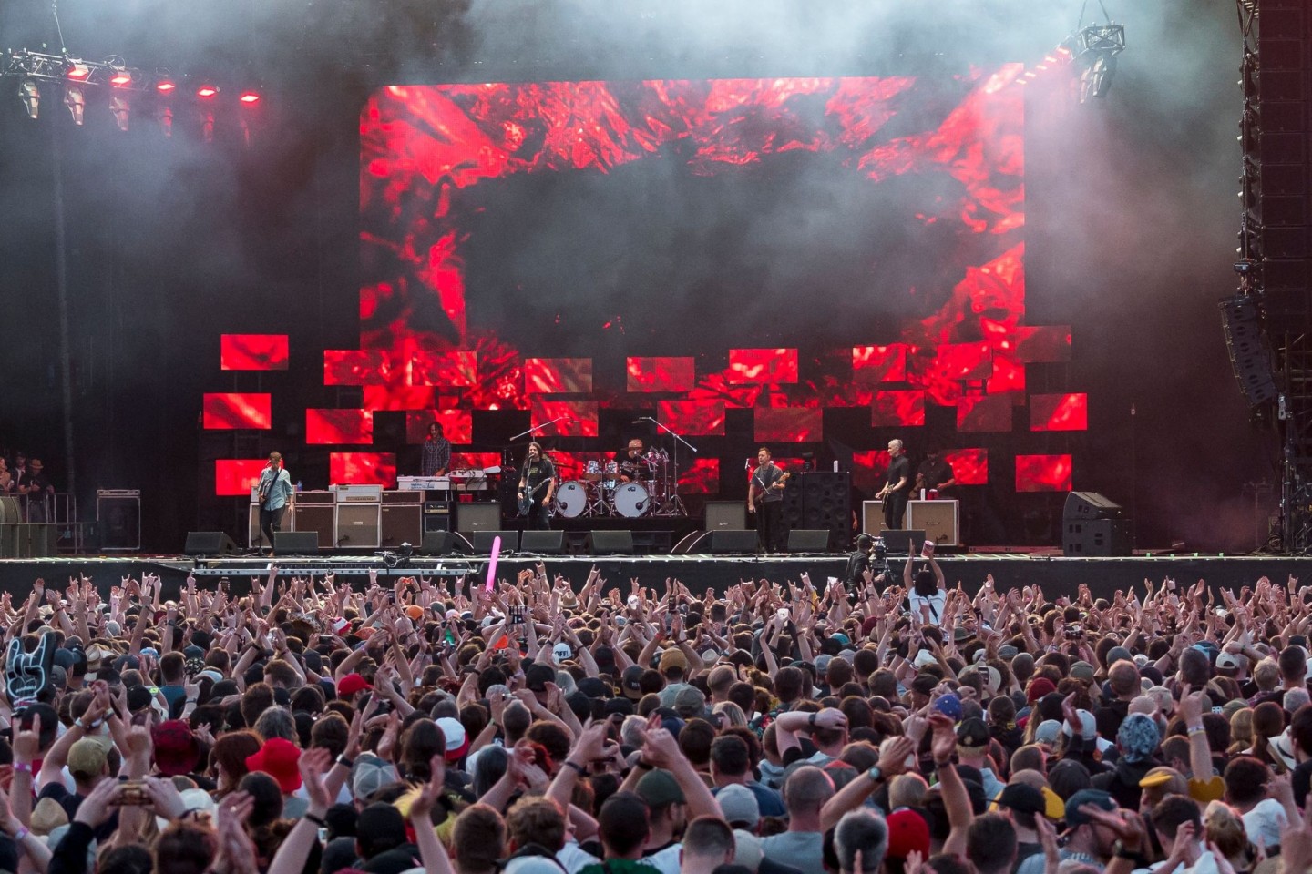 Besucher und Fans sehen sich den Auftritt der Foo Fighters beim Abschluss des Open-Air-Festivals Rock im Park 2023 an. Unter den Festivalbesuchern sind auch immer mehr Ältere.