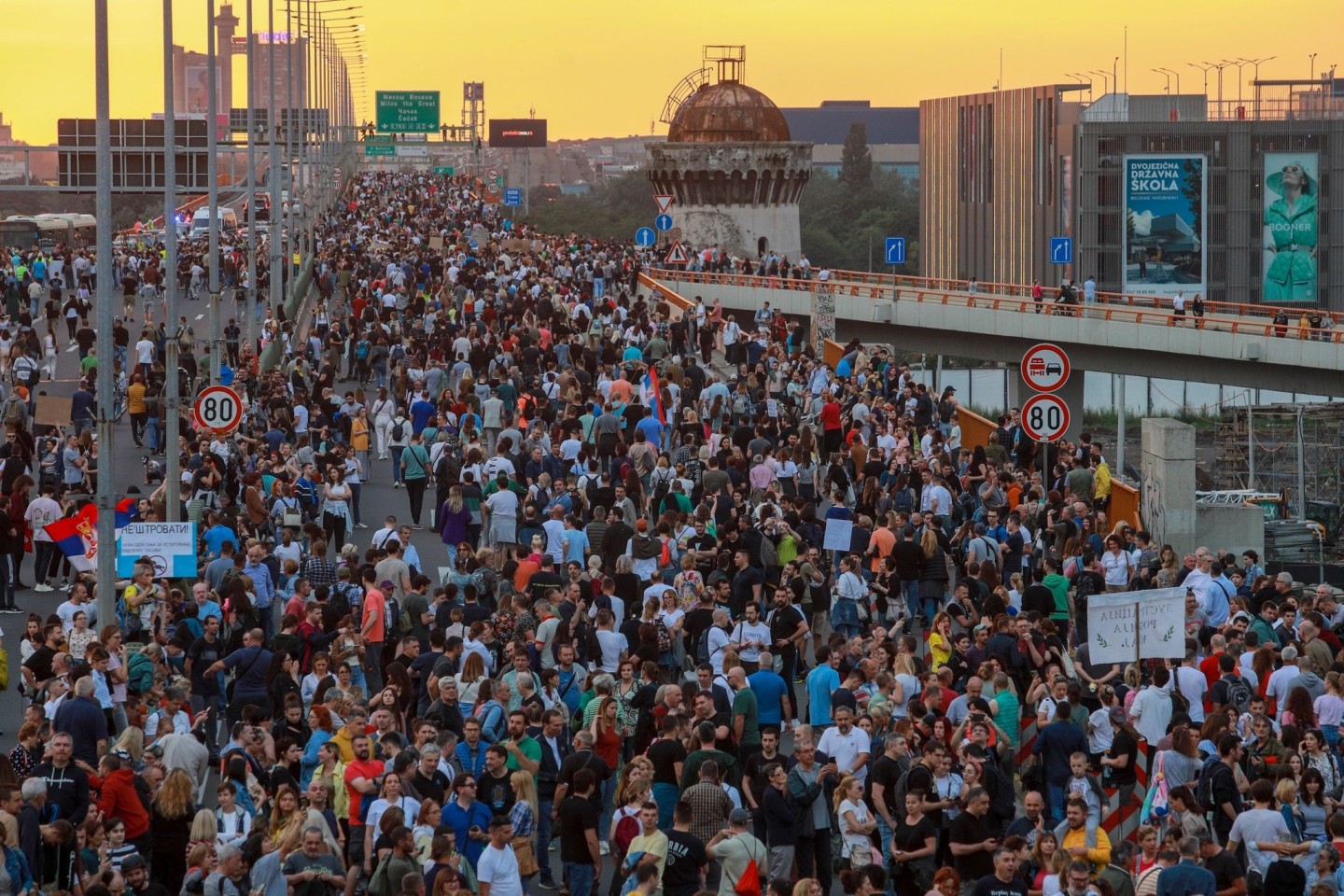 Demonstranten in Belgrad gehen seit Wochen gegen die Verherrlichung von Gewalt auf die Straße.