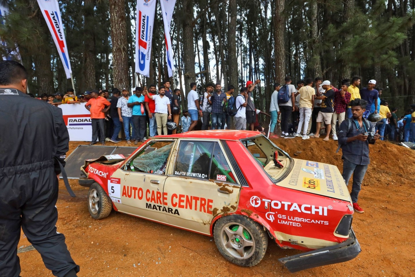 Eines der Unfallwagen beim Autorennen Fox Hill Supercross in Sri Lanka.