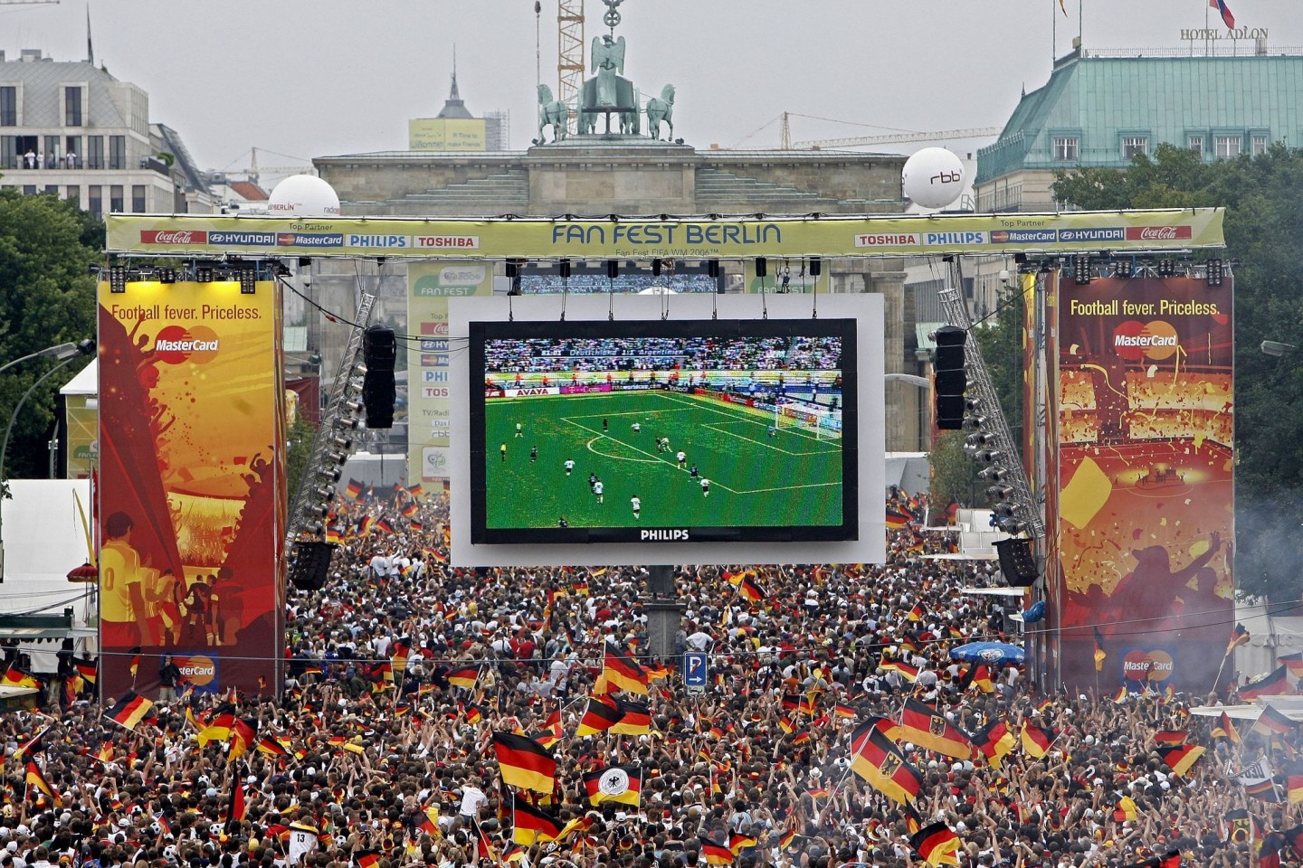 Soll auch dieses Jahr möglich werden: Tausende Zuschauer verfolgen auf der Fanmeile am Brandenburger Tor in Berlin ein WM-Fußballspiel der deutschen Nationalmannschaft.