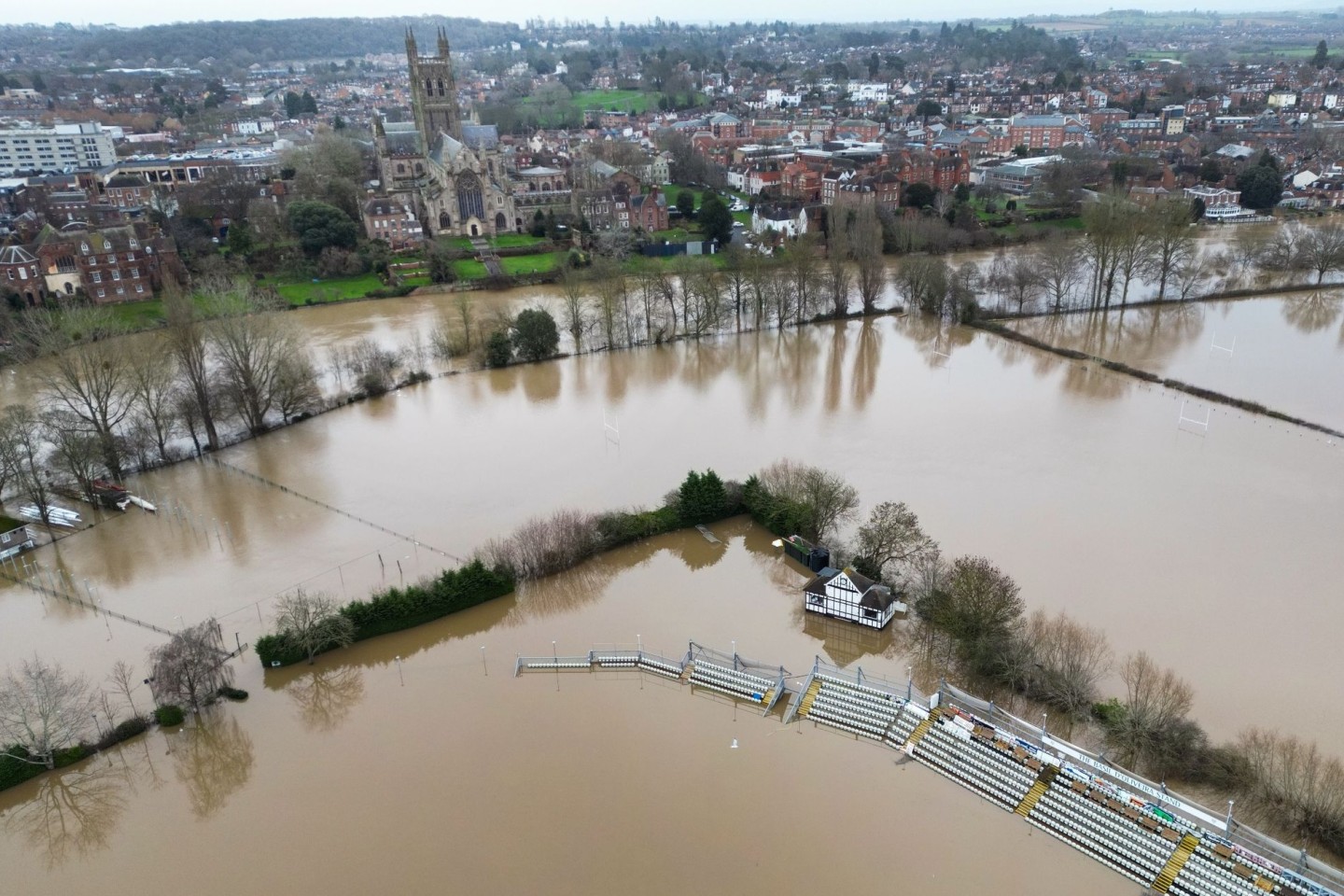 Der Worcestershire Cricket Ground ist nach starken Regenfällen überschwemmt.