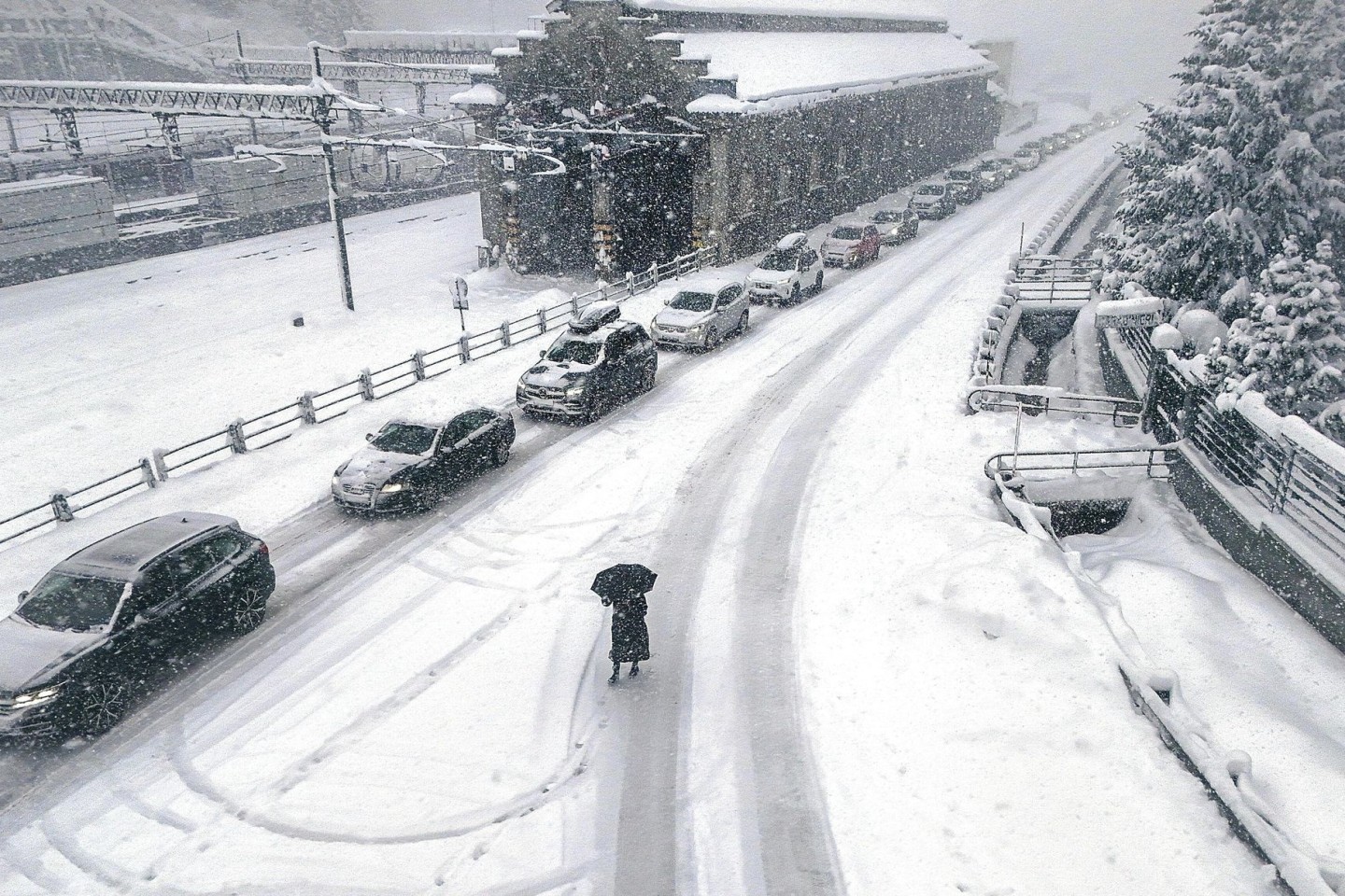 Eingeschneite Autos auf der Brennerautobahn im Stau.