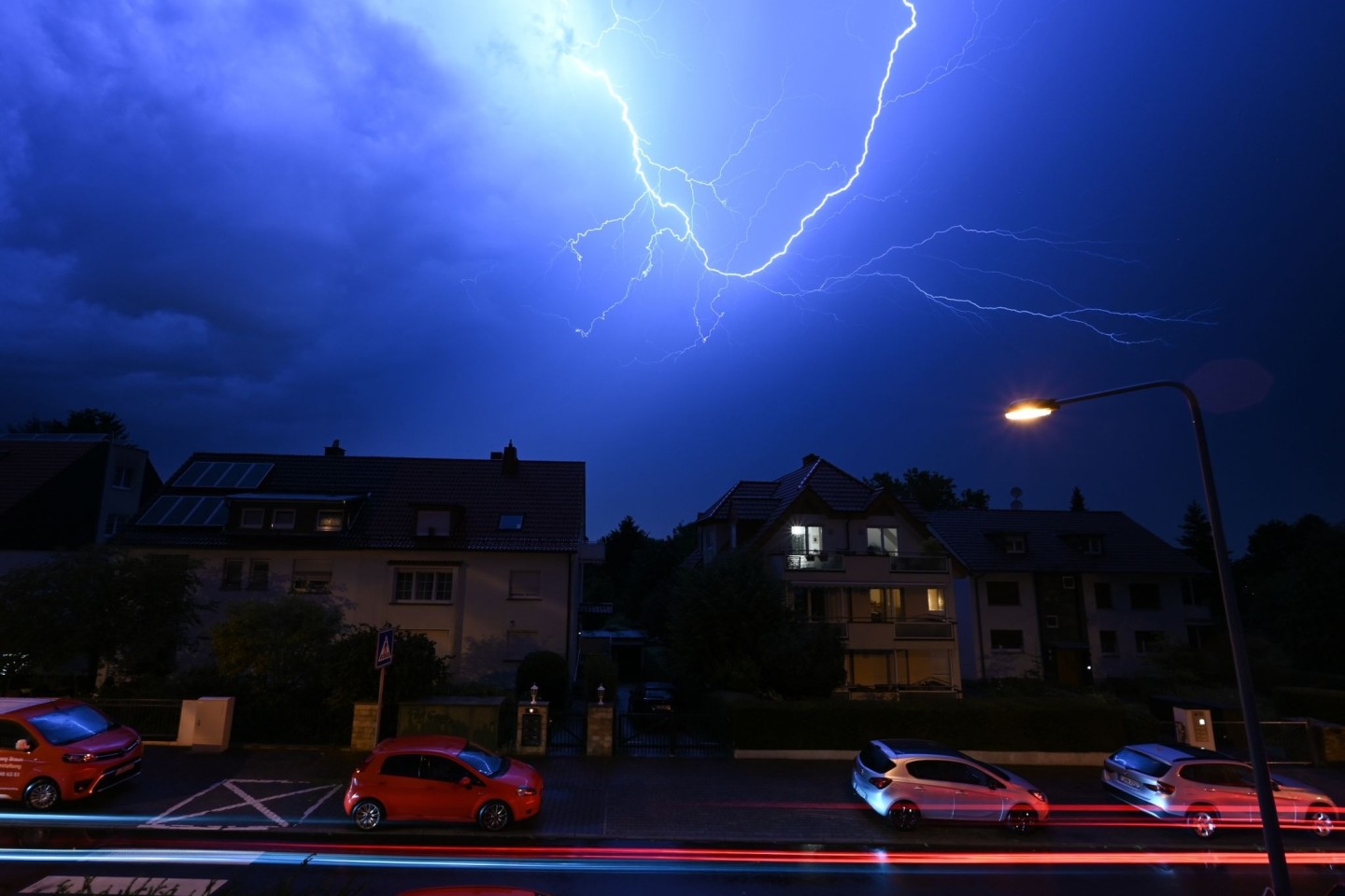 Blitze entladen sich am Frankfurter Abendhimmel.