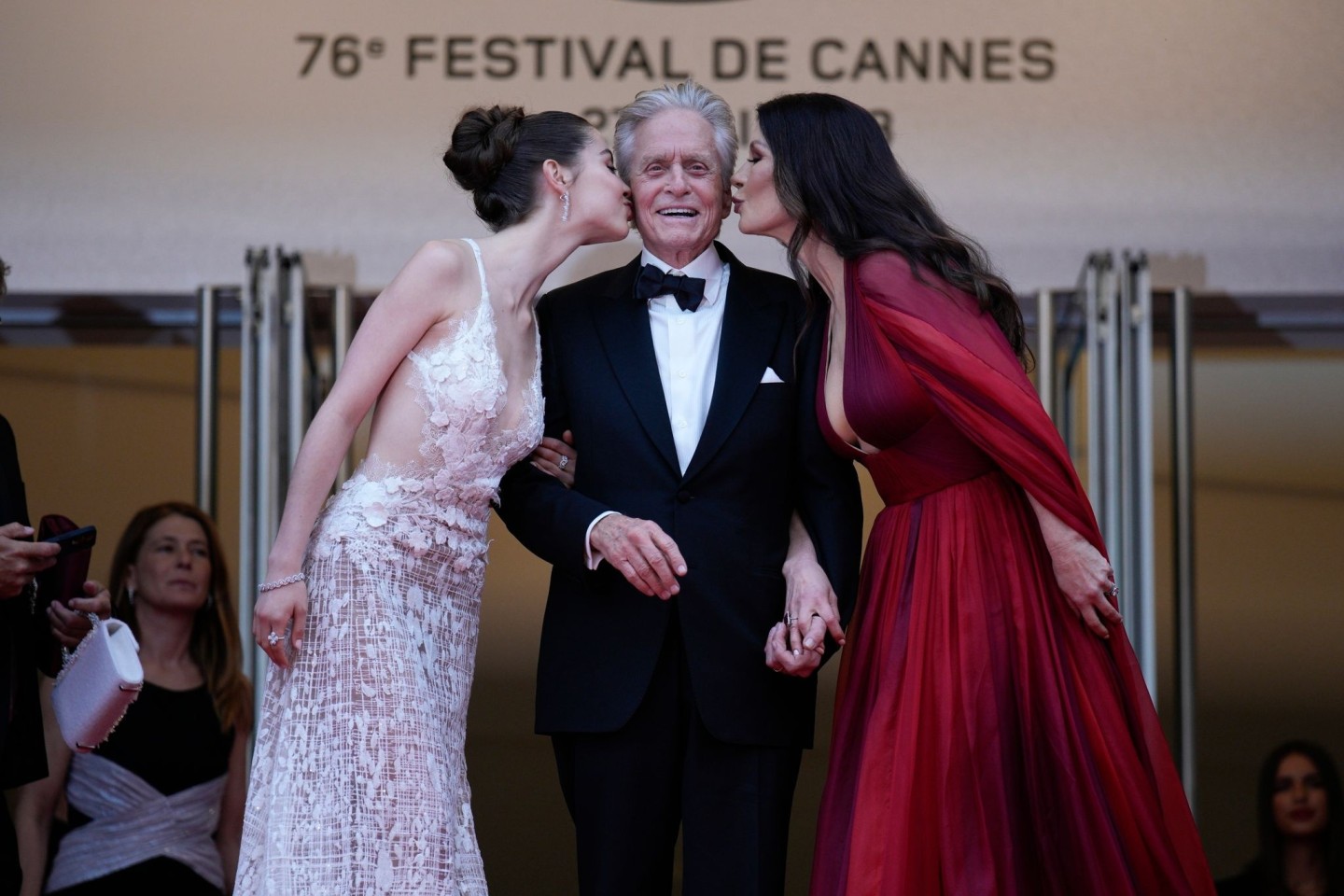 Es ist sein Abend: Michael Douglas bekommt nicht nur die Ehrenpalme, sonder auch ein Küsschen von Frau Catherine und Tochter Carys (l).