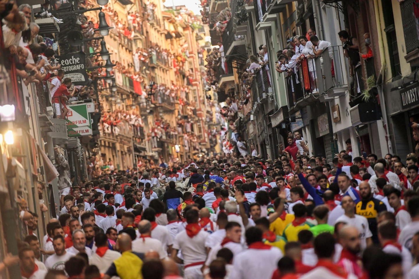 Volle Straßen: Auch bei der zweiten Stierhatz während des diesjährigen «Sanfermines»-Festes sind am Samstagmorgen in Pamplona im Norden Spaniens mehrere Menschen verletzt worden.