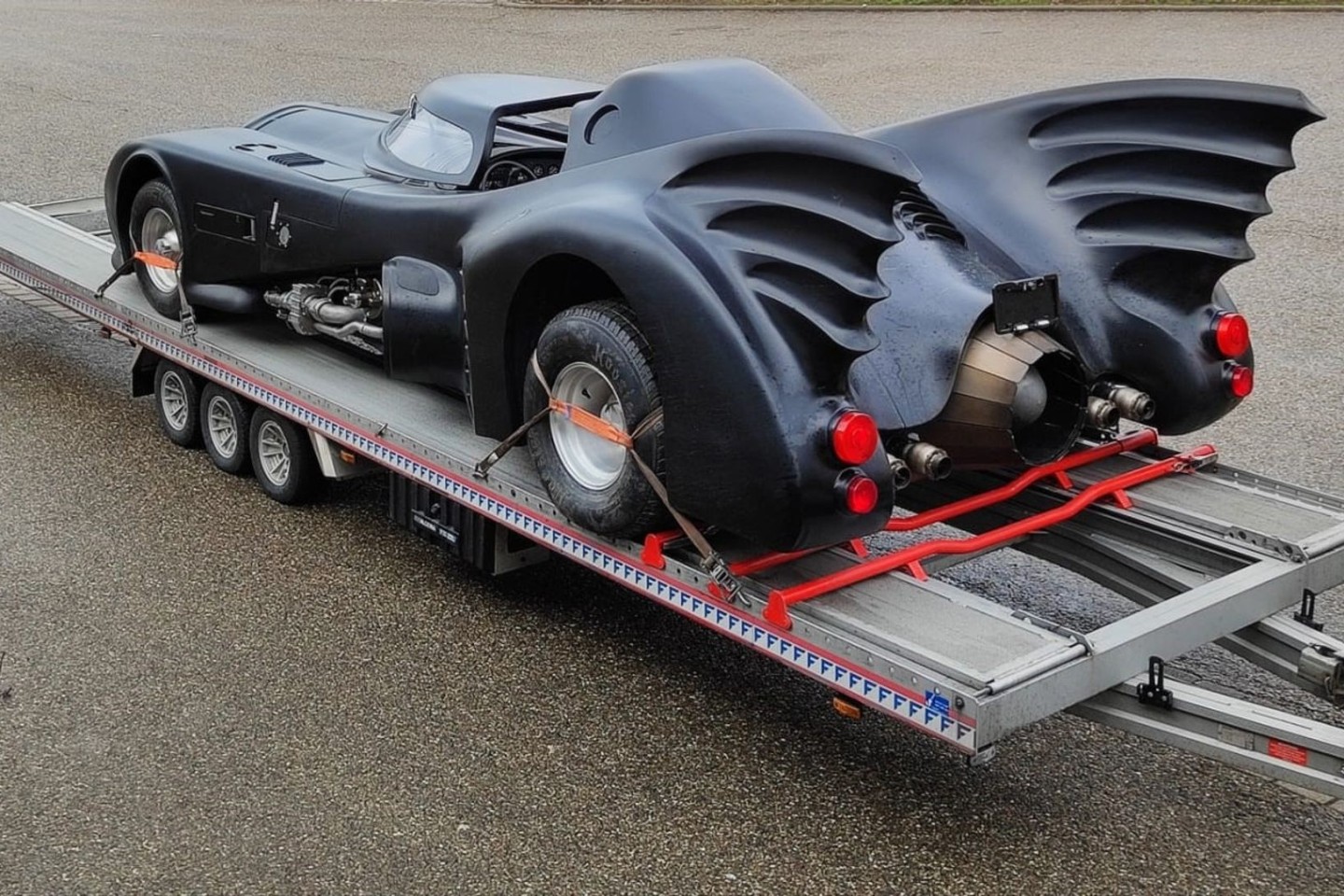 Das «Batmobil» bei der zollrechtlichen Abfertigung in Untermünkheim.