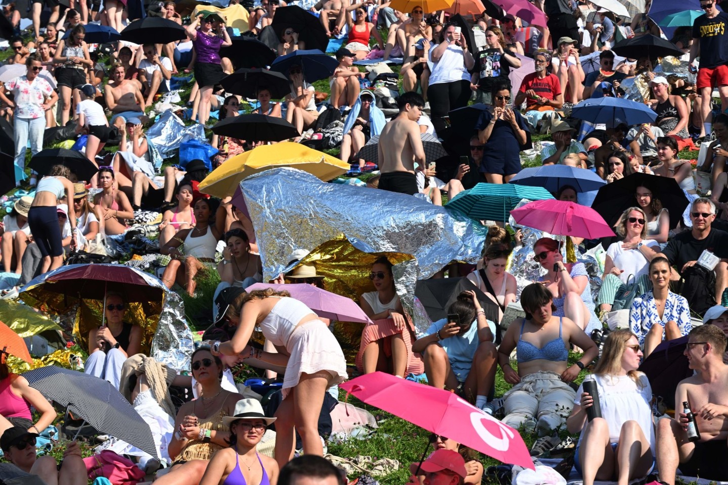 Vor dem vorletzten Konzert von Superstar Taylor Swift harrten die Fans stundenlang bei Hitze vor dem Olympiastadion aus.