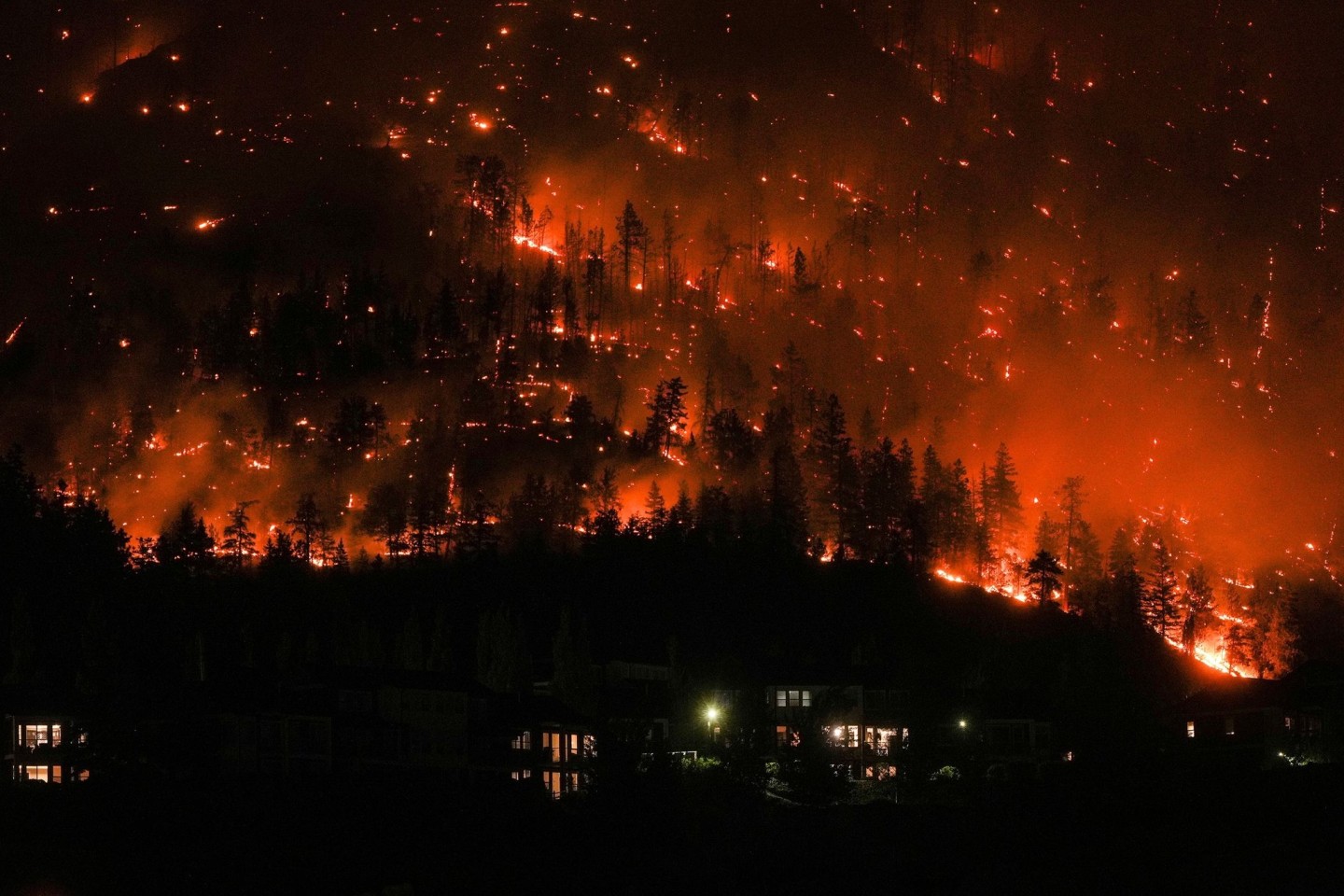 Ein Waldbrand am McDougall Creek in West Kelowna.