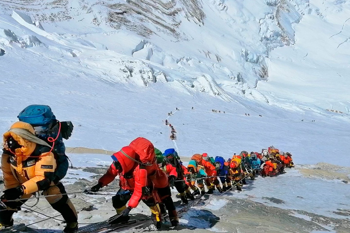 Hinauf auf den höchsten Berg der Welt: In einer langer Schlange klettern Bergsteiger auf einem Pfad knapp unterhalb von Lager vier.