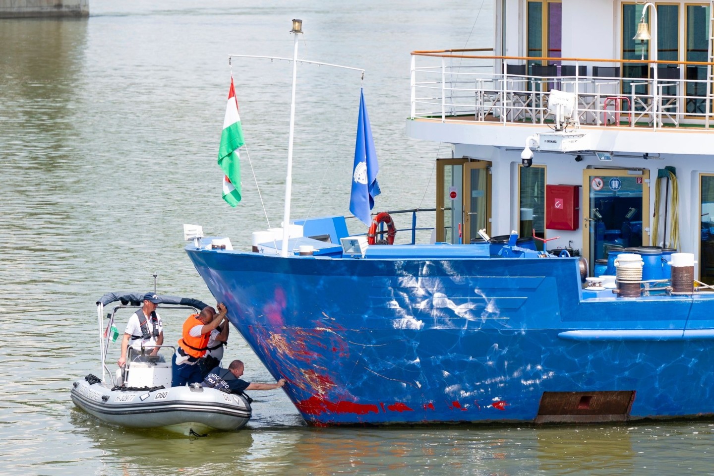 Polizeiermittler untersuchen im ungarischen Komarom den Bug eines Flusskreuzfahrtschiffes nach einer mutmaßlichen Kollision.