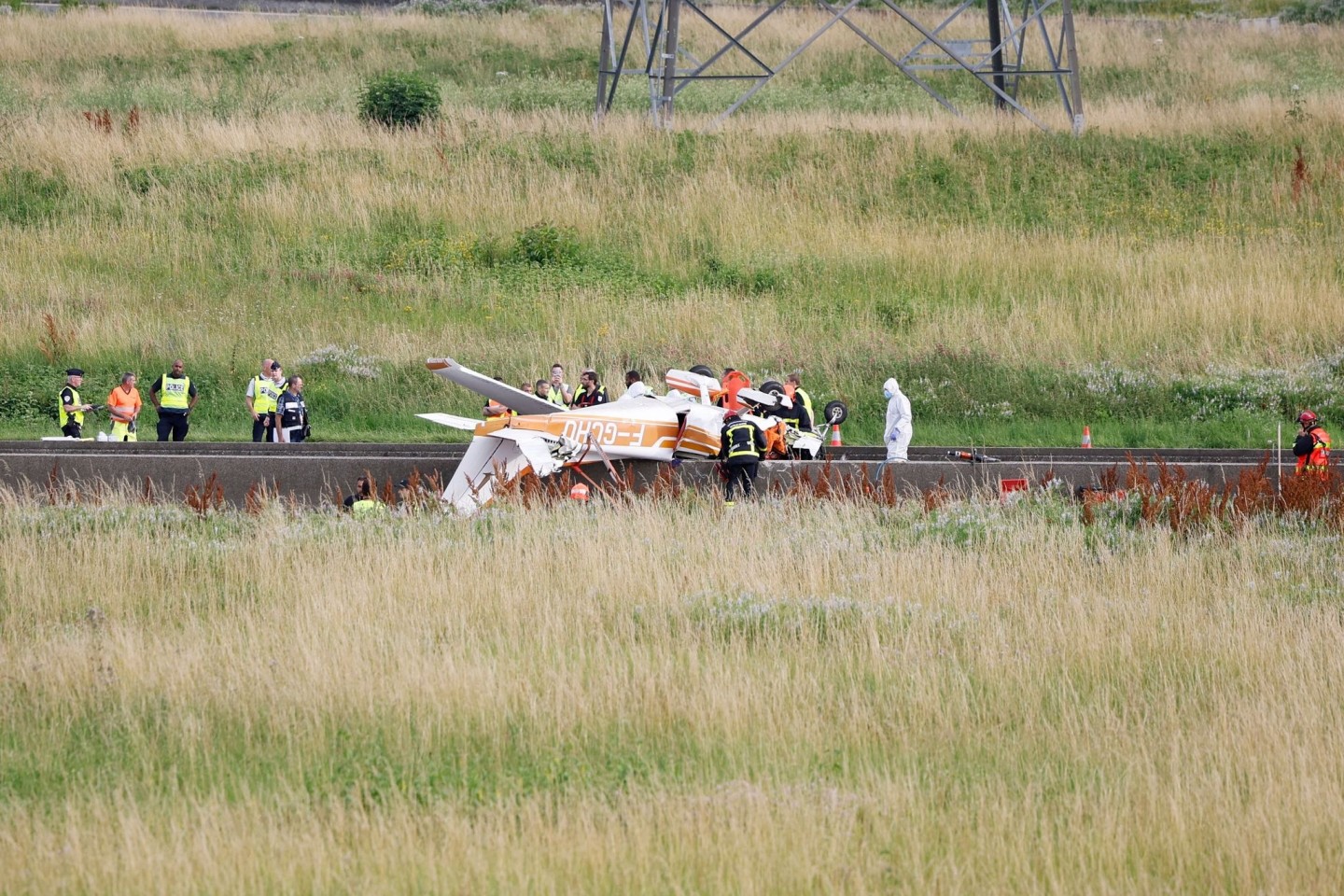 Polizisten und Rettungskräfte stehen an der Absturzstelle der Cessna bei Collégien.