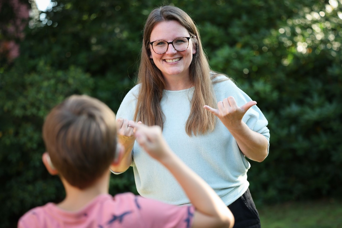 Gehörlose oder Schwerhörige quatschen mühelos über Stunden über Gebärdensprache miteinander.