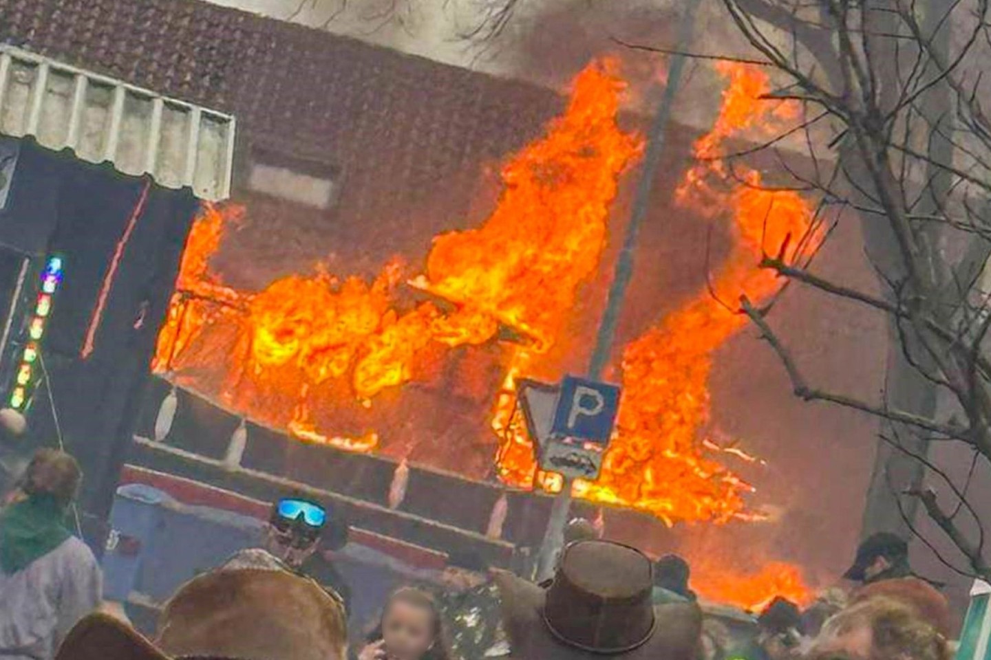 Im baden-württembergischen Kehl ist ein Faschingswagen in Brand geraten.