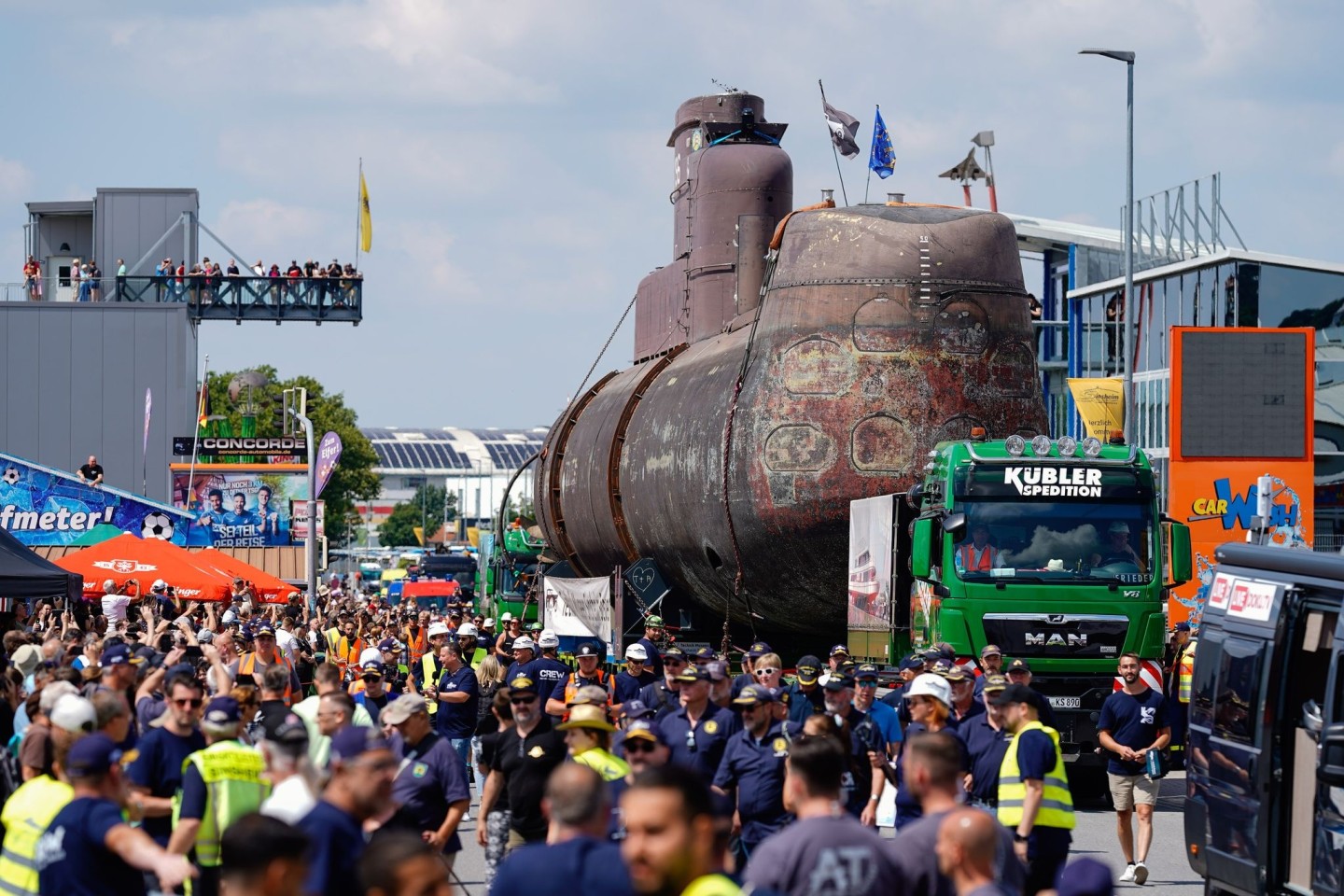 Das Marine-U-Boot U17 kommt in Sinsheim an.