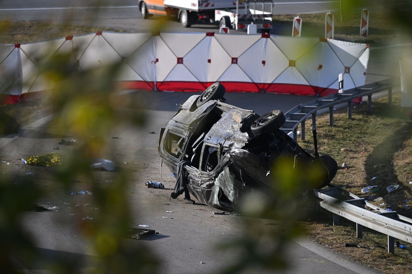 Beim Unfall eines mutmaßlichen Schleuserfahrzeugs auf der Autobahn 94 sind sieben Menschen gestorben und mehrere schwer verletzt worden.