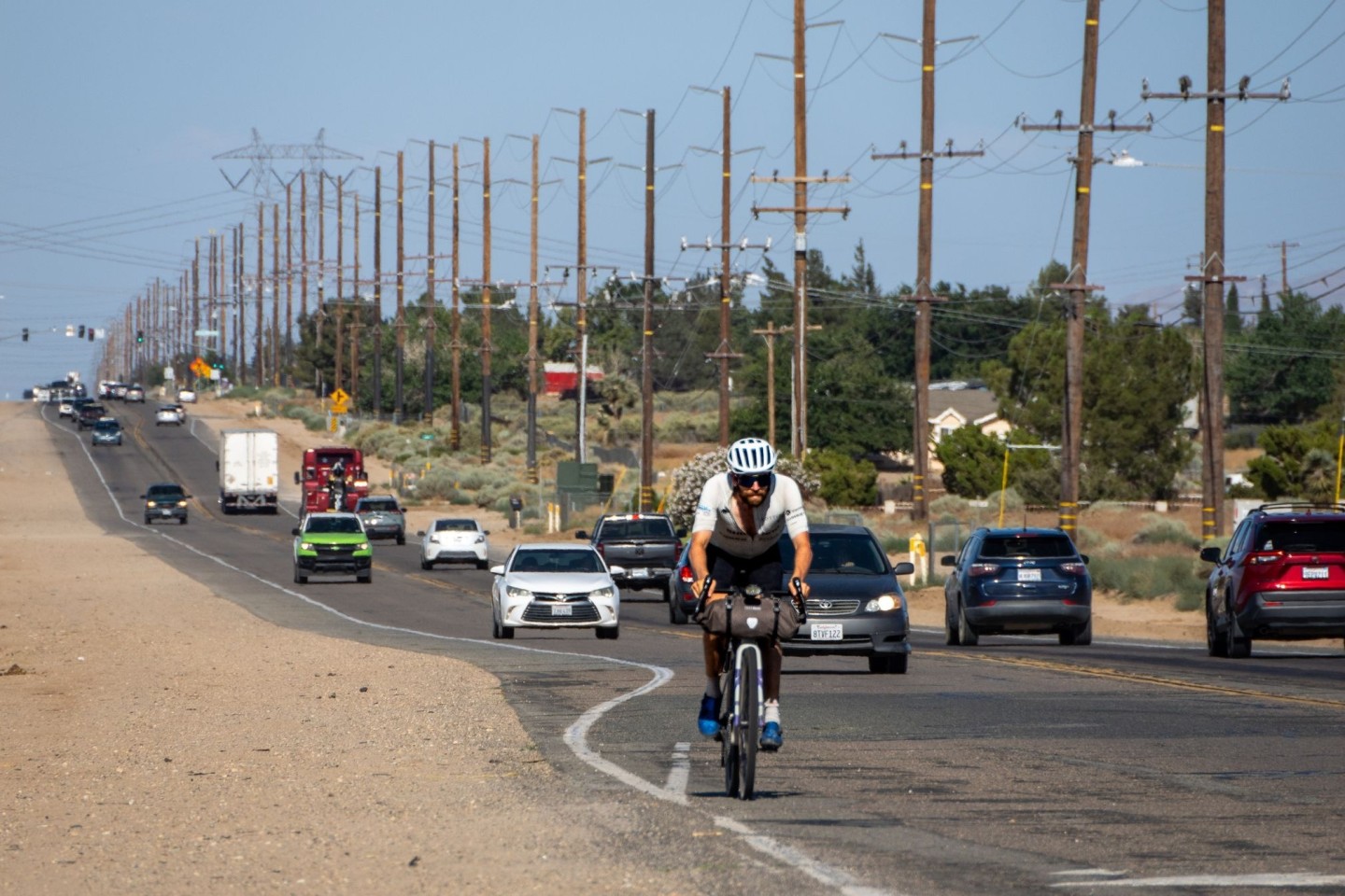 Der deutsche Athlet Jonas Deichmann fährt mit seinem Fahrrad eine Straße in den USA entlang.