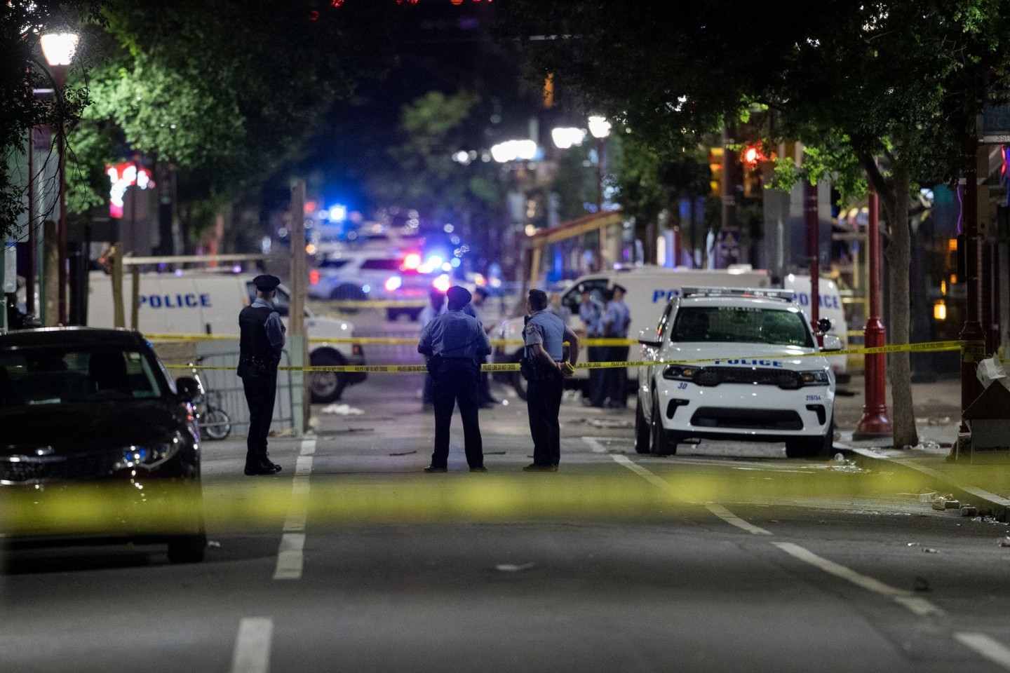 Polizisten stehen am abgesperrten Tatort in Philadelphia.