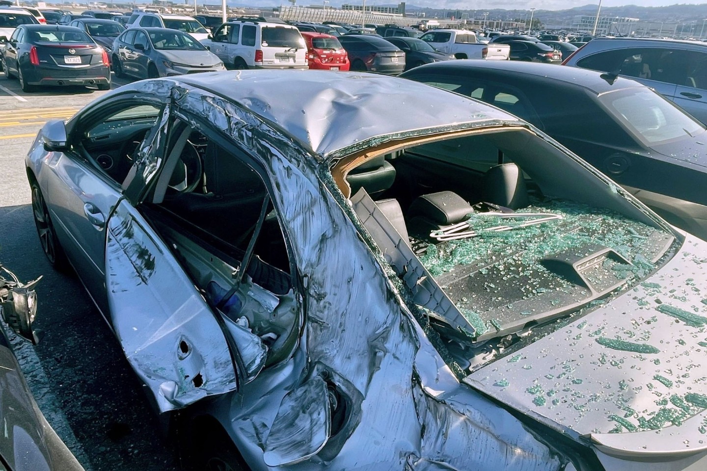 Am Boden beschädigte das abgerissene Rad mehrere Autos auf einem Parkplatz neben dem Flughafen.