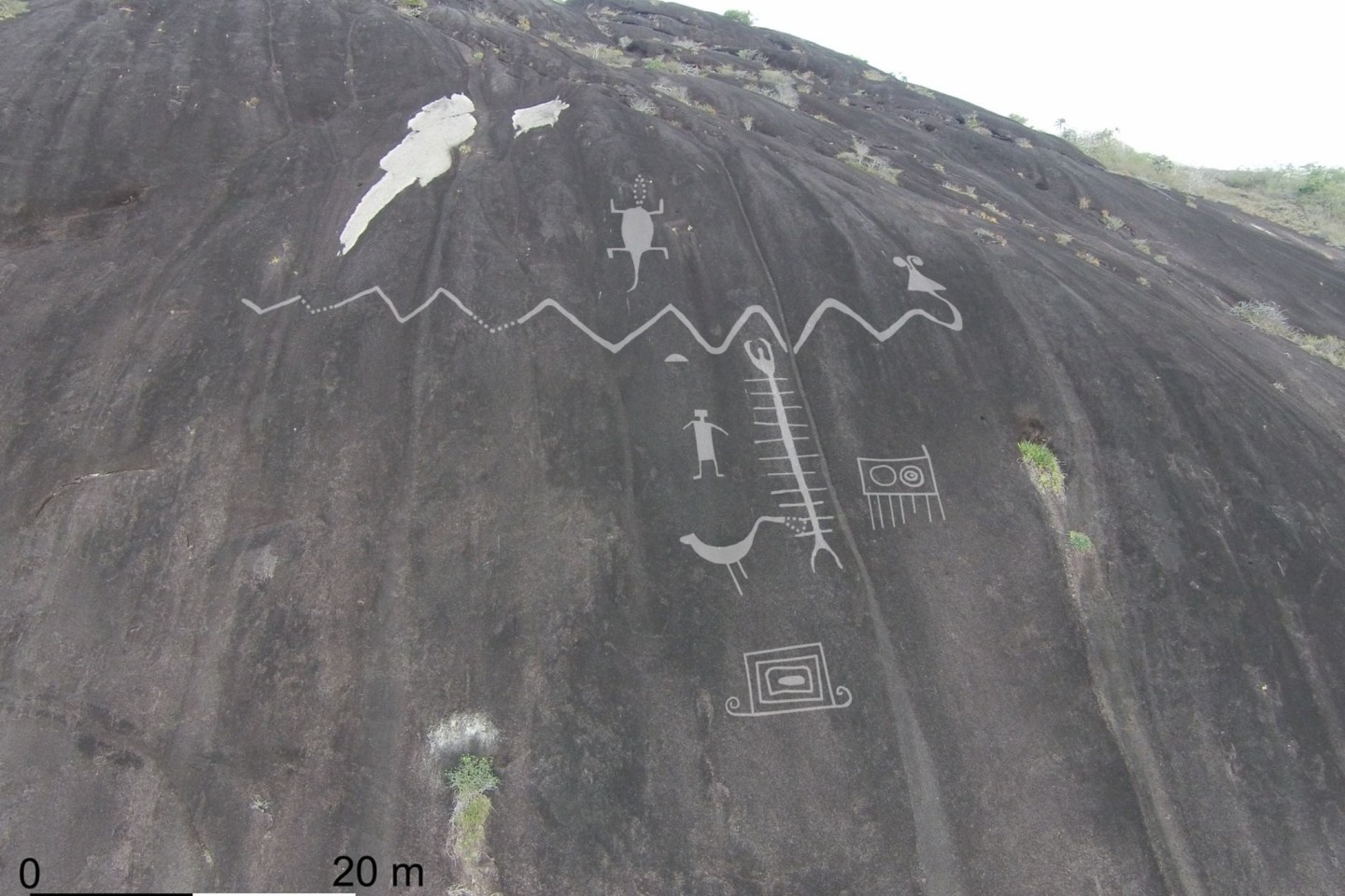 Petroglyphen sind in einen Fels graviert.