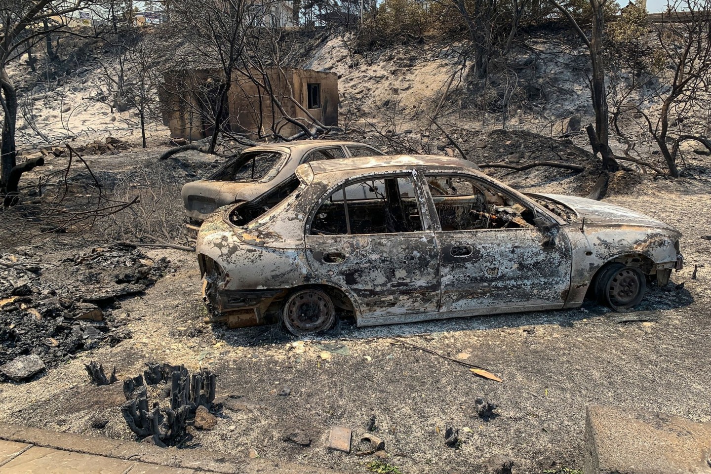 Tausende Menschen sind auf der griechischen Insel Rhodos auf der Flucht vor schweren Waldbränden, darunter zahlreiche Touristen.